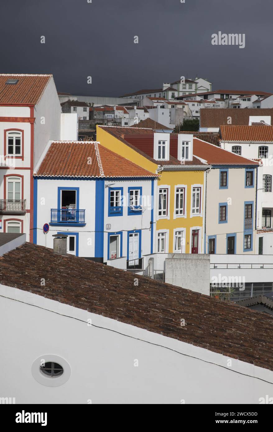 Portugal, archipel des Açores, île de Terceira, Angra do Heroismo, façades colorées de bâtiments coloniaux avec des toits de tuiles dans le centre historique Banque D'Images