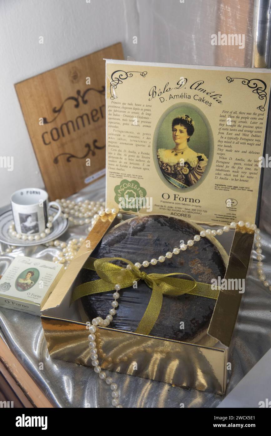 Portugal, archipel des Açores, île de Terceira, Angra do Heroismo, gâteau traditionnel en l'honneur de la reine portugaise Amélie présenté dans la vitrine d'une pâtisserie dans le centre historique Banque D'Images