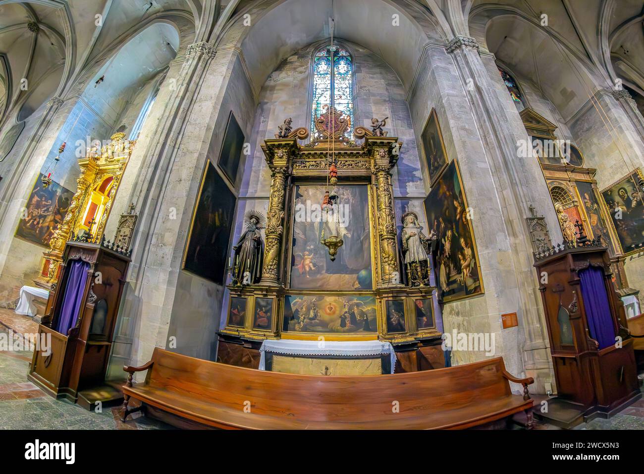 PALMA, ESPAGNE - SEPT. 20, 2023 : intérieur de la Santa Eulàlia de Ciutat de Mallorca, une église de culte catholique. Construit en 1236 comme chapelle. Banque D'Images
