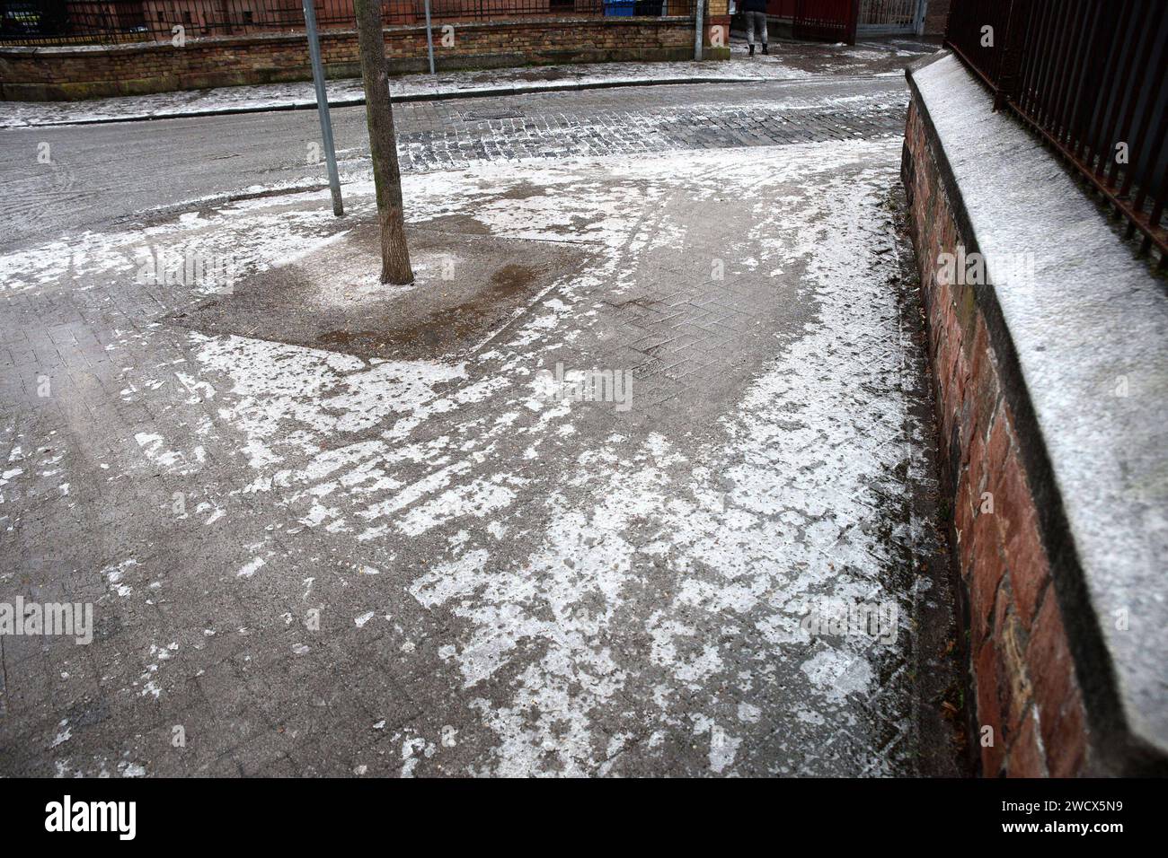 , Blitzeis am Boden Hat den Gehweg in eine Rutschbahn verwandelt. Eisregen Hat für spiegelglatte Böden gesorgt. Worms Rheinland-Pfalz Deutschland Worms *** , la glace noire sur le sol a transformé le trottoir en toboggan la pluie de glace a rendu le sol glissant vers Rhénanie-Palatinat Allemagne Worms Copyright : x xonw-imagesx/xAlexanderxWolfx Banque D'Images