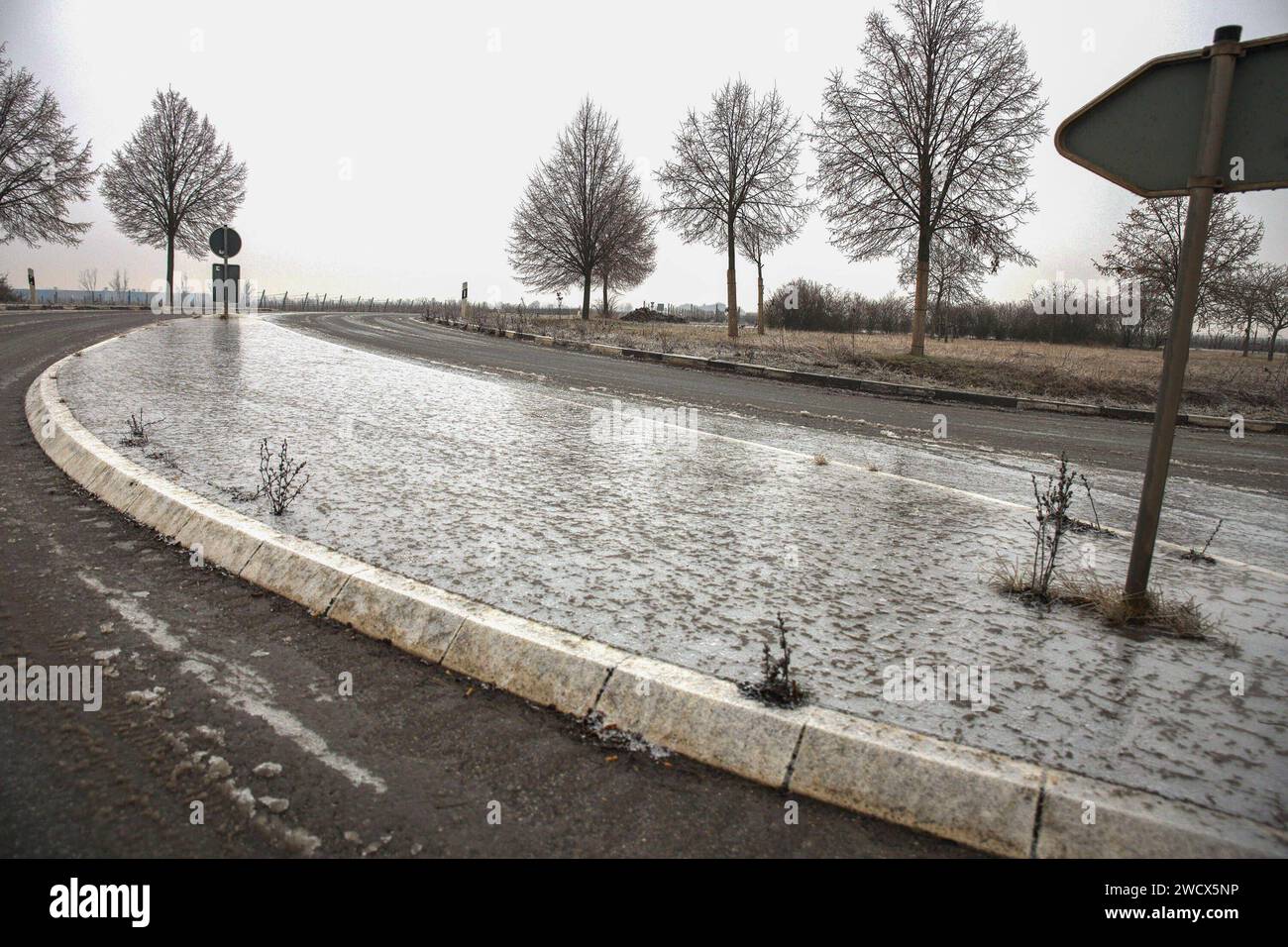 Eisregen, Blitzeis am Boden Hat die Fahrbahn einer Landesstraße in eine Rutschbahn verwandelt. Eisregen Hat für spiegelglatte Böden gesorgt. Worms Rheinland-Pfalz Deutschland Worms *** pluie verglaçante, glace noire sur le sol a transformé la chaussée d'une route de campagne en glissade la pluie verglaçante a rendu le sol glissant vers Rhénanie Palatinat Allemagne Worms Copyright : x xonw-imagesx/xAlexanderxWolfx Banque D'Images