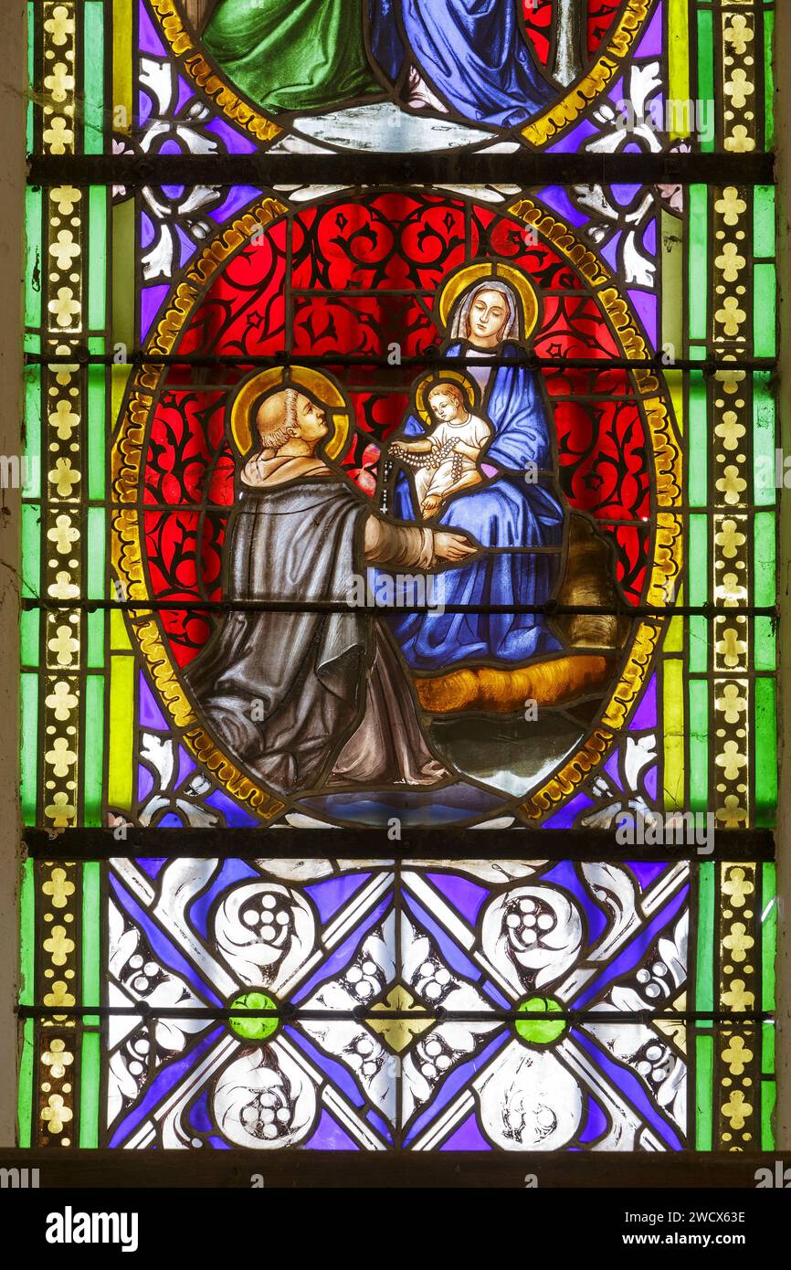 France, Meurthe et Moselle, quartier Saintois, Vitrey, église de la Nativite de la Vierge, détail du vitrail qui représente des scènes de la vie de la Vierge Marie, Vierge Marie tenant l'enfant donne le chapelet à Saint Dominique Banque D'Images