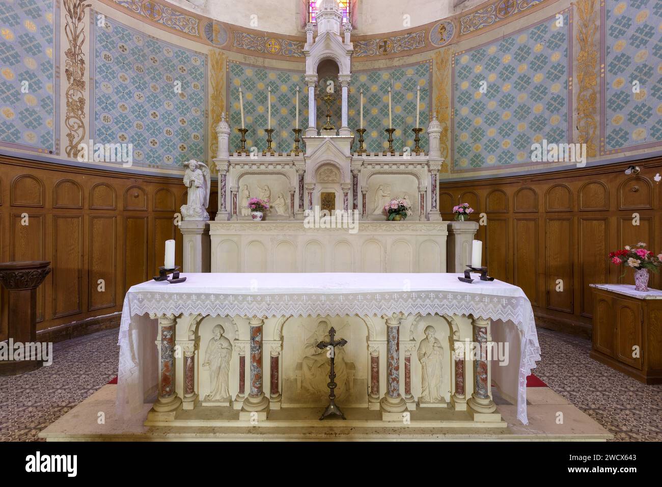 France, Meurthe et Moselle, Abaucourt sur Seille, église de la Nativité de la Vierge reconstruite entre 1920 et 1925 après sa destruction pendant la première Guerre mondiale, autel dans le chœur Banque D'Images
