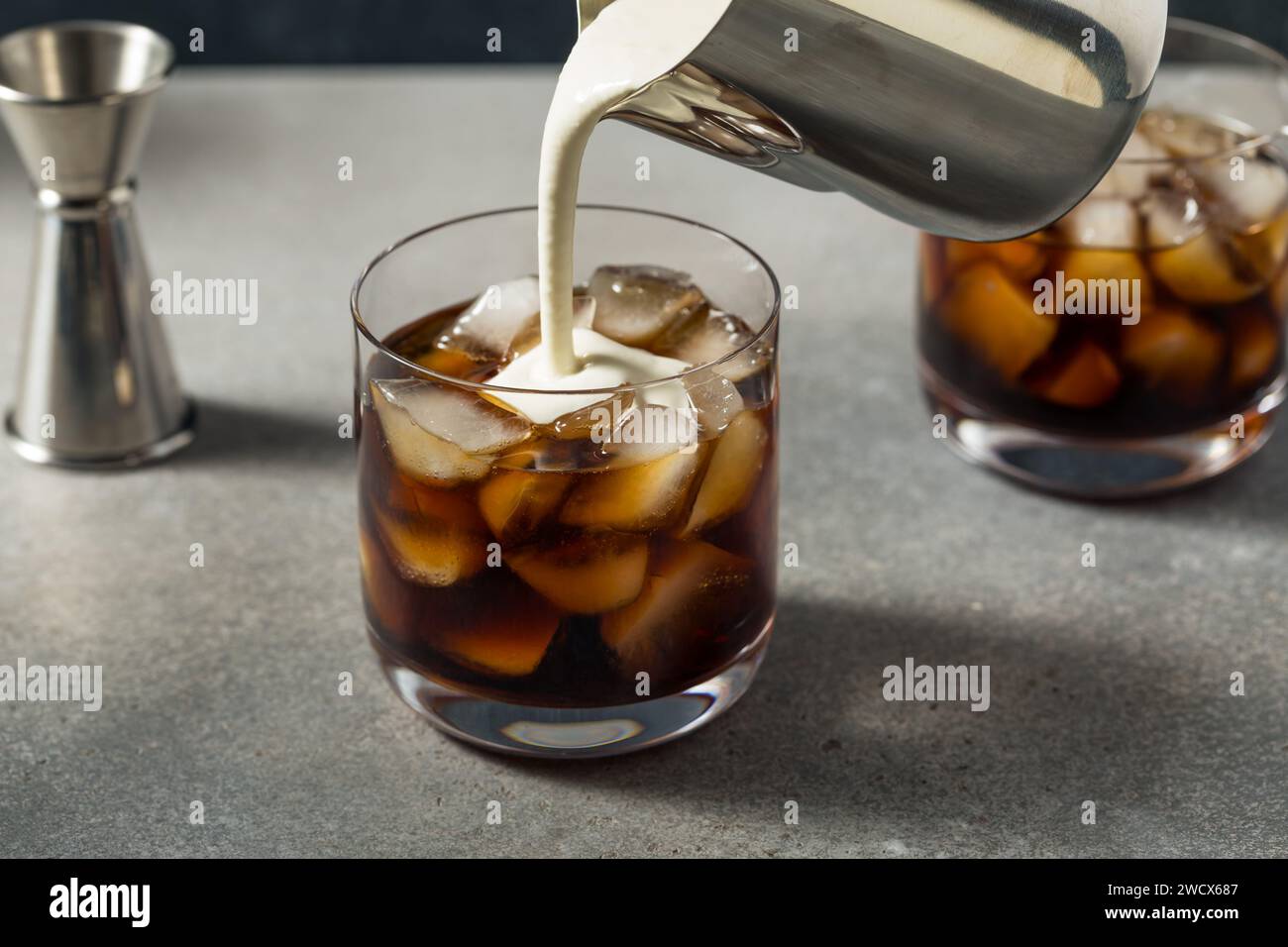 Cocktail russe blanc rafraîchissant à la vodka avec café Banque D'Images