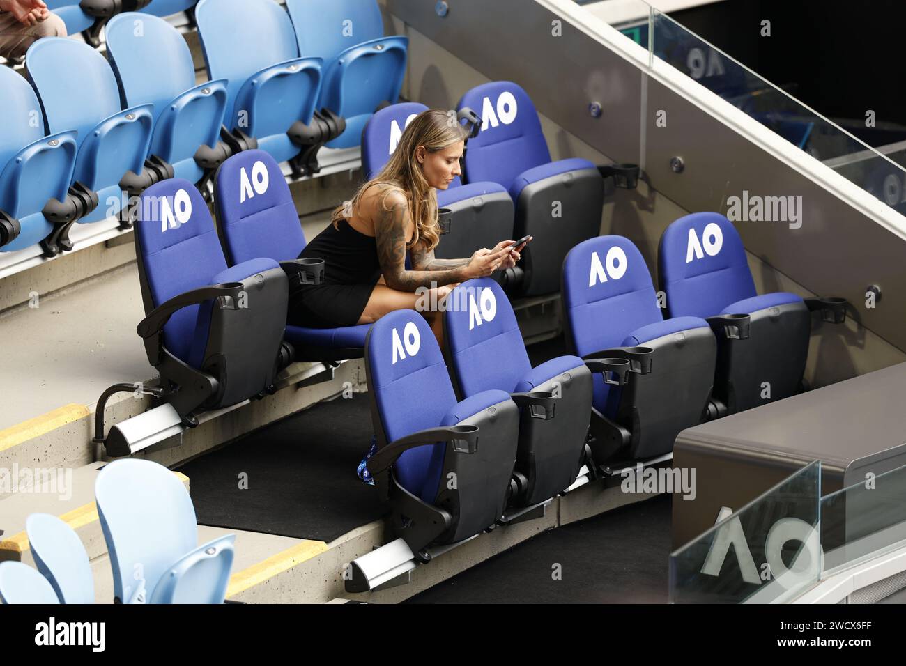 MELBOURNE, Australie. , . Sophia Thomalla, la petite amie (partenaire) du joueur Alexander ZVEREV - a voyagé en dessous pour le soutenir. Pendant le premier match du Grand Chelem de Zverev, Thomalla s'assit dans la loge des joueurs de la Margaret court Arena et brava les températures estivales australiennes dans une mini robe noire courte. OPEN TENNIS AUSTRALIEN - AO - Melbourne, 16 janvier 2024 - copyright Mark PETERSON/ATP images (PETERSON Mark /ATP/SPP) crédit : SPP Sport Press photo. /Alamy Live News Banque D'Images