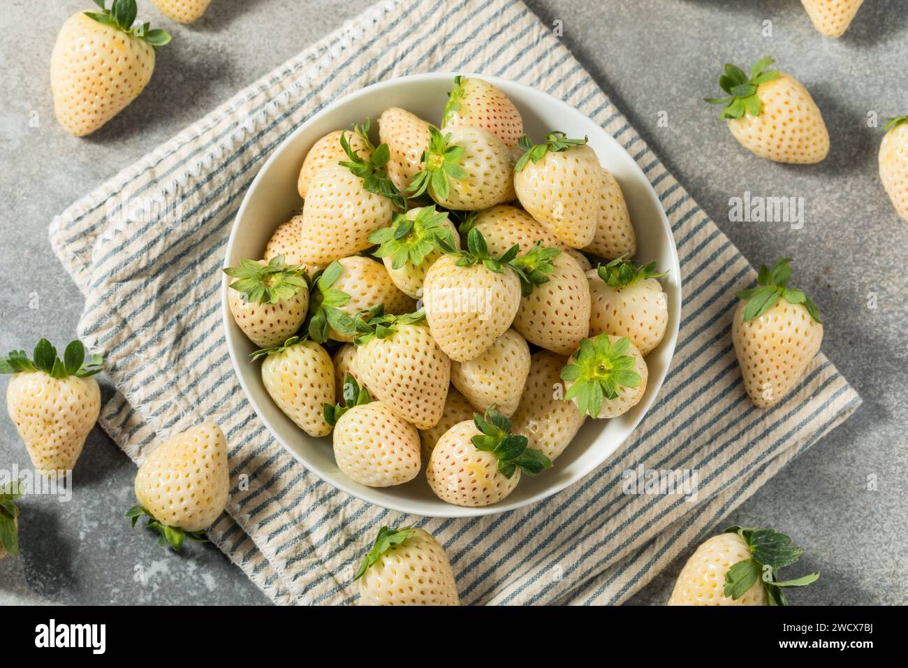 Fraise blanche crue bio Pineberry dans un bol Banque D'Images