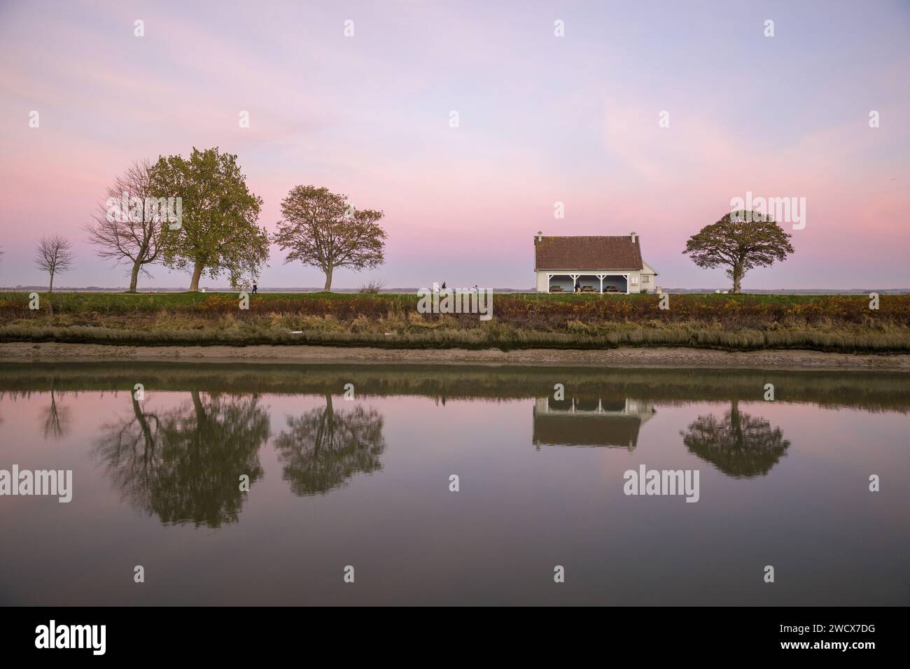 France, somme (80), Baie de somme, Saint-Valery-sur-somme, les quais de Saint-Valery et l'ancienne gare le long du canal de somme Banque D'Images France, somme (80), Baie de somme, Saint-Valery-sur-somme, les quais de Saint-Valery et l'ancienne gare le long du canal de somme Banque D'Images