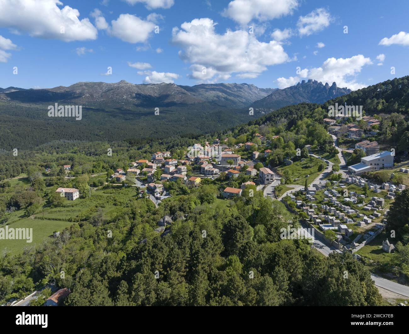 France, Corse du Sud, Zonza, le village (vue aérienne) Banque D'Images