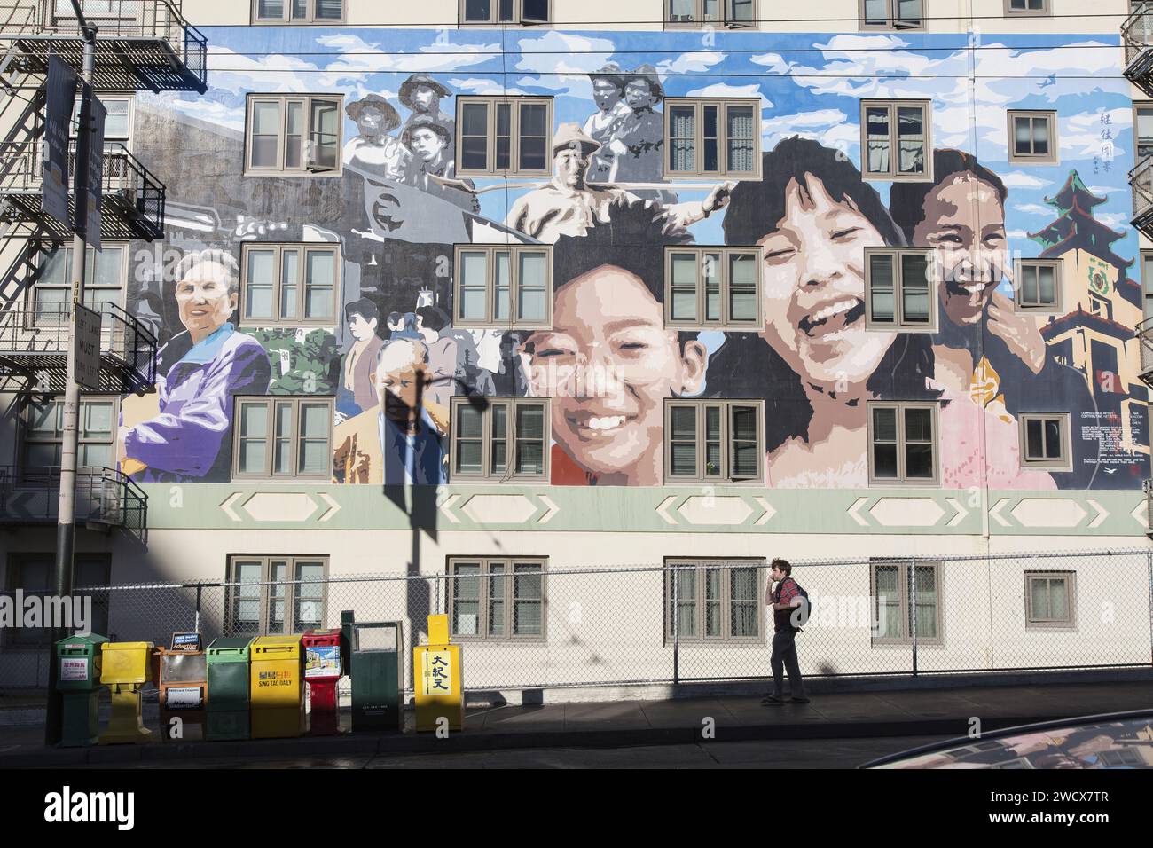 États-Unis, Californie, San Francisco, murale et batterie de boîtes aux lettres à Chinatown Banque D'Images