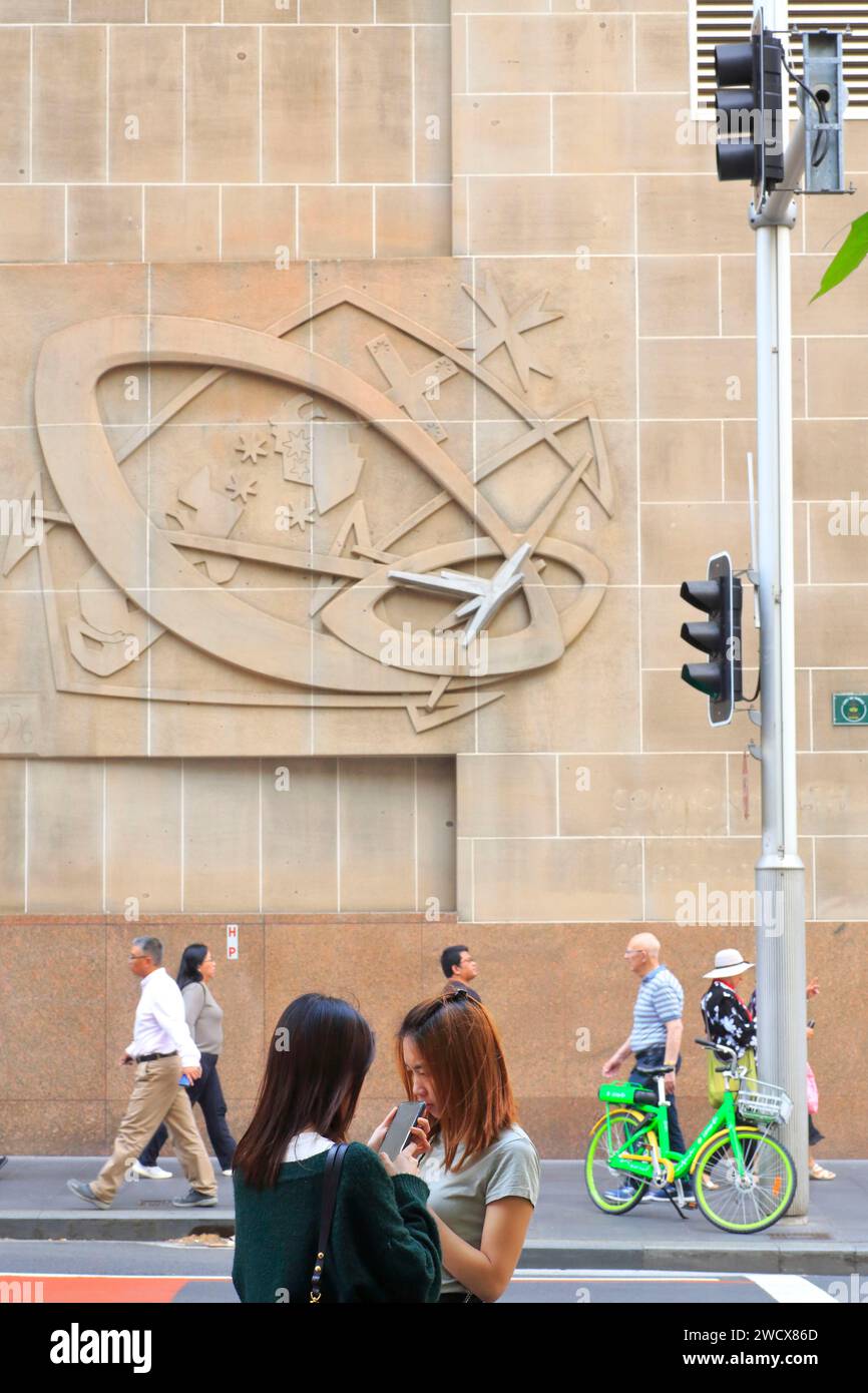 Australie, Nouvelle-Galles du Sud, Sydney, Central Business District (CBD), York Street, piétons au pied d'un feu de circulation et non loin d'un vélo en libre-service Banque D'Images