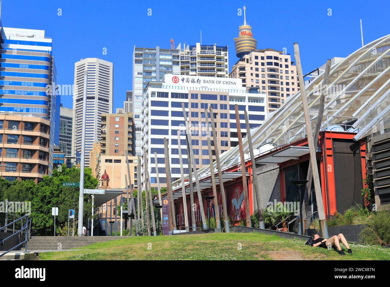 Australie, Nouvelle-Galles du Sud, Sydney, Darling Harbour, Lime Street et King Street intersection avec la tour de Sydney en arrière-plan (1981) Banque D'Images