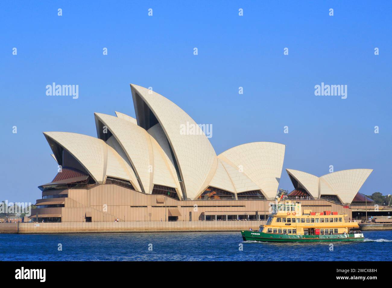 Australie, Nouvelle-Galles du Sud, Sydney, Bennelong point, ferry devant l'Opéra (Sydney Opera House) conçu par le Danois Jørn Utzon et inauguré en 1973 Banque D'Images