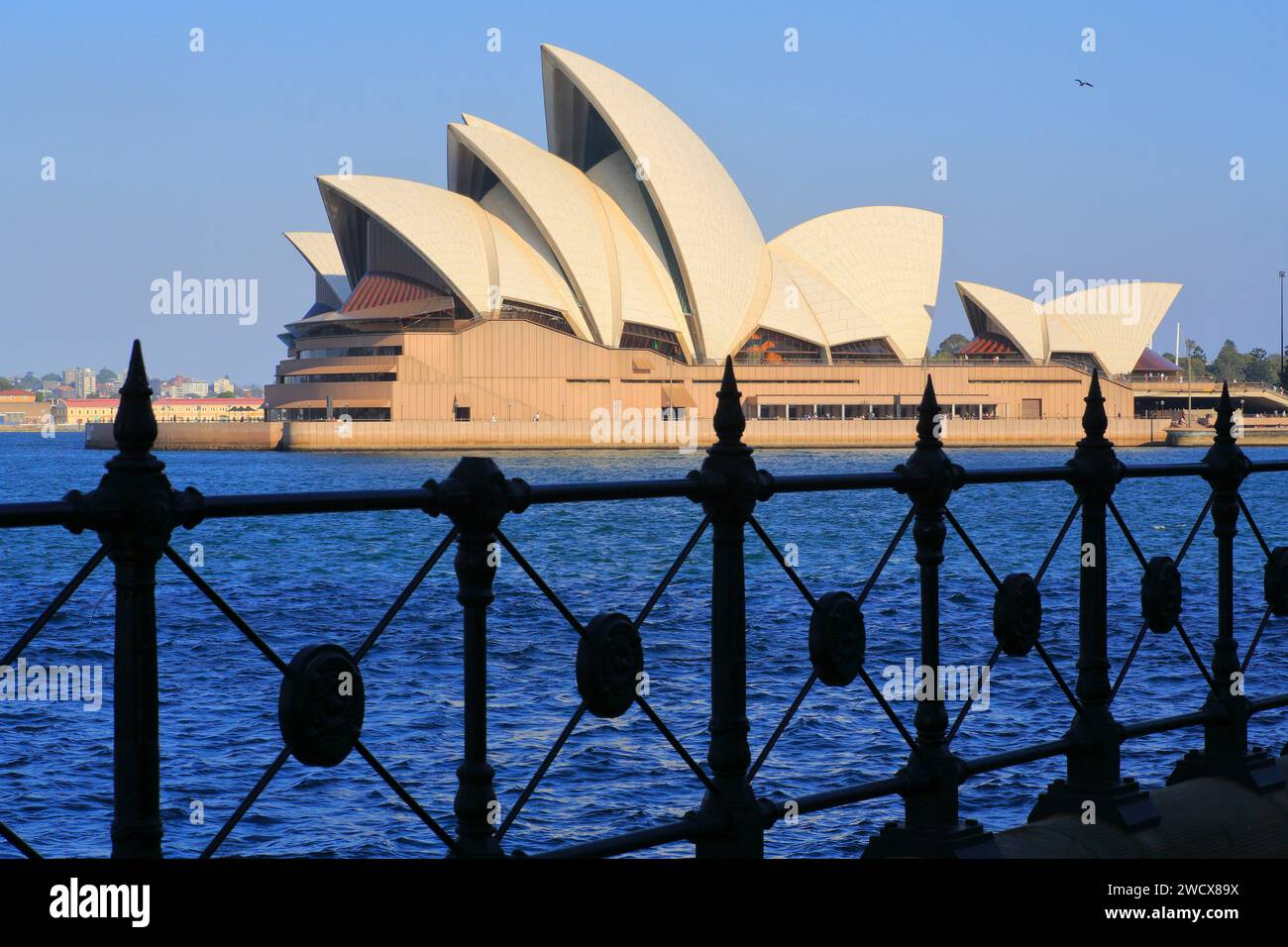 Australie, Nouvelle-Galles du Sud, Sydney, vue depuis la réserve de Hickson Road sur Bennelong point et l'Opéra (Sydney Opera House) conçu par Dane Jørn Utzon Banque D'Images