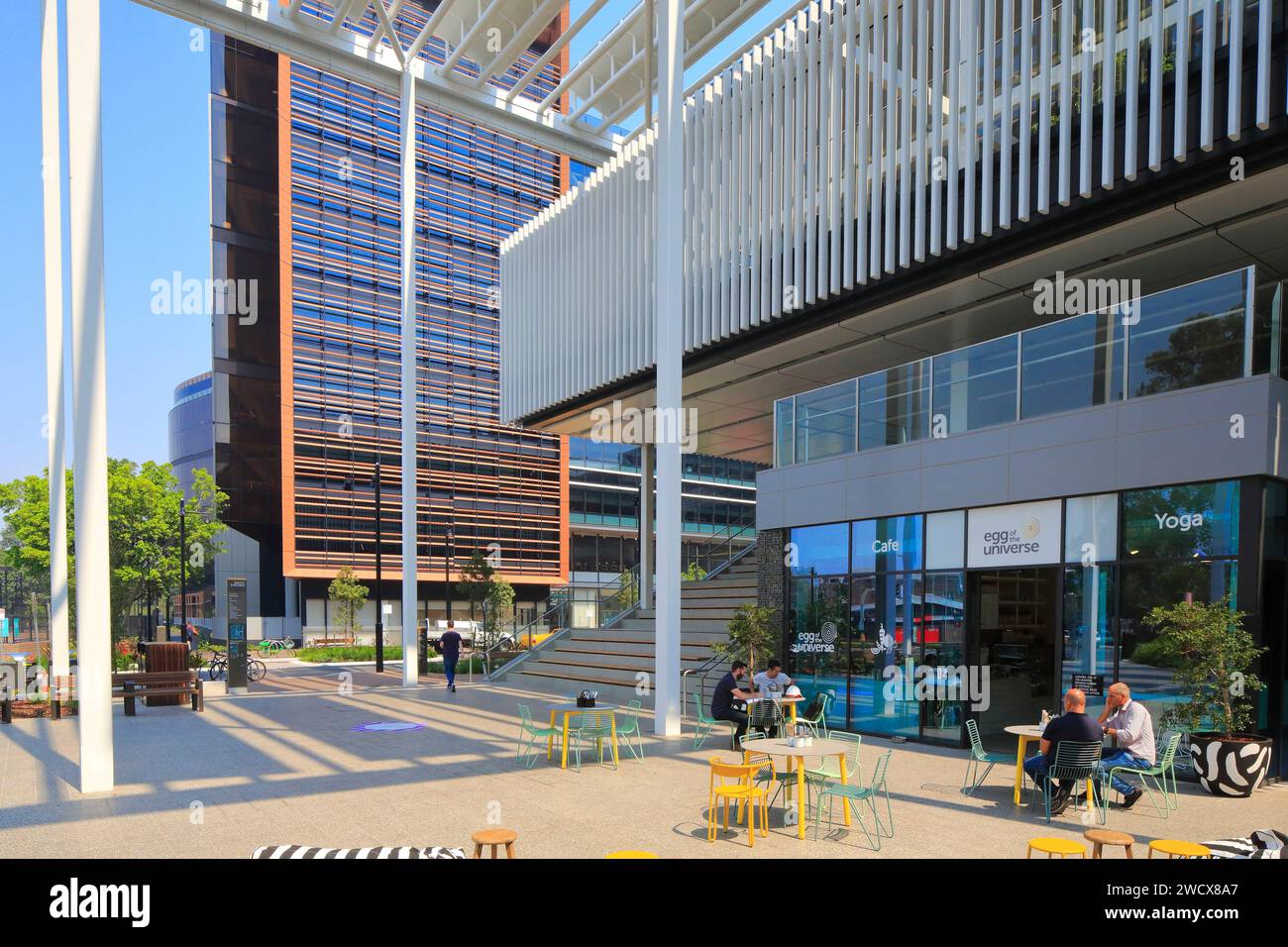 Australie, Nouvelle-Galles du Sud, Sydney, South Eveleigh, Community Building, terrasse oeuf de l'Univers / café & studio de yoga Banque D'Images