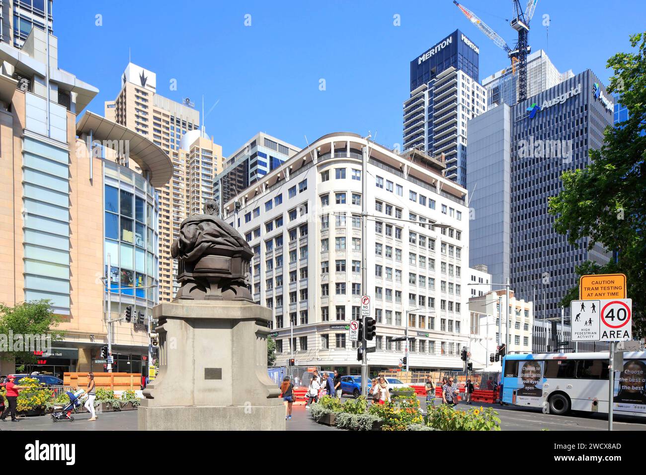 Australie, Nouvelle-Galles du Sud, Sydney, quartier central des affaires (CBD), intersection de Park Street et George St, statue (de derrière) de la reine Victoria Banque D'Images