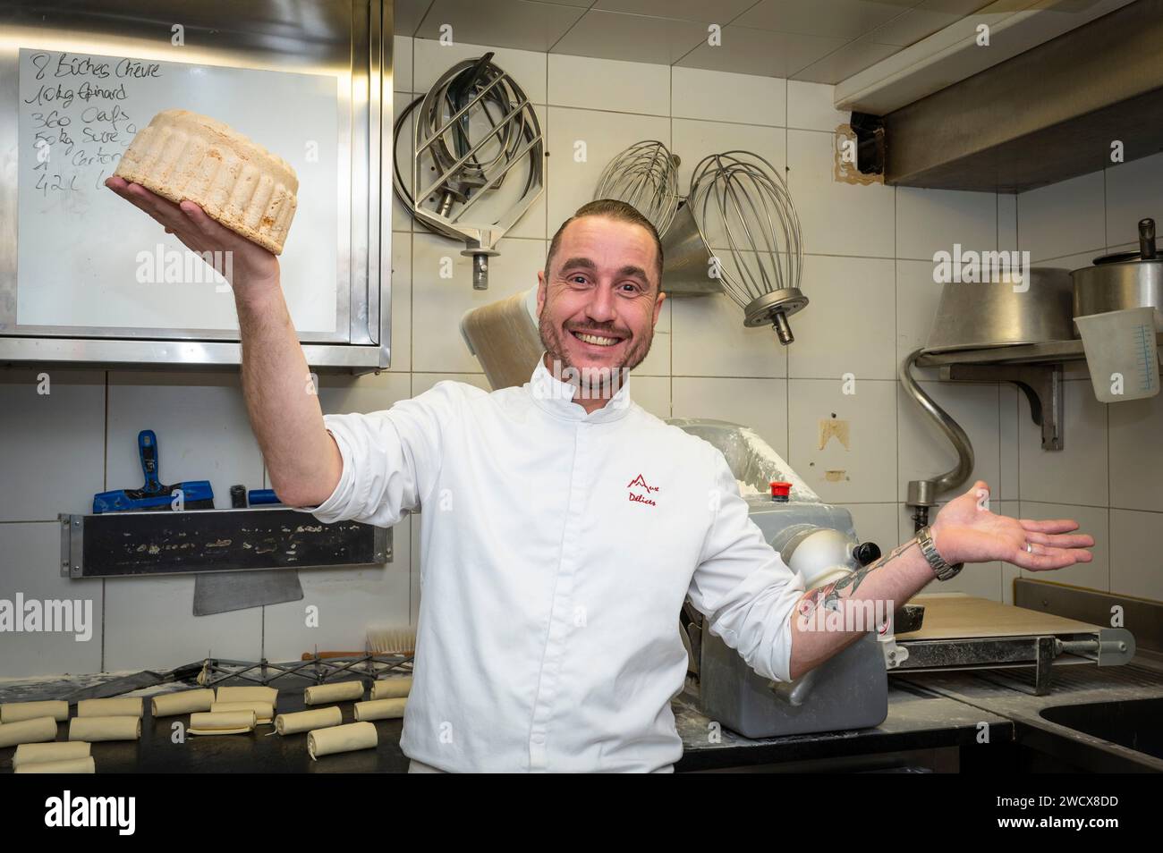 France, haute Savoie, Megève, boulangerie, pâtisserie avec les délices de Megève, production de gâteau de Savoie, Vincent Thomassier nous présente son gâteau Banque D'Images