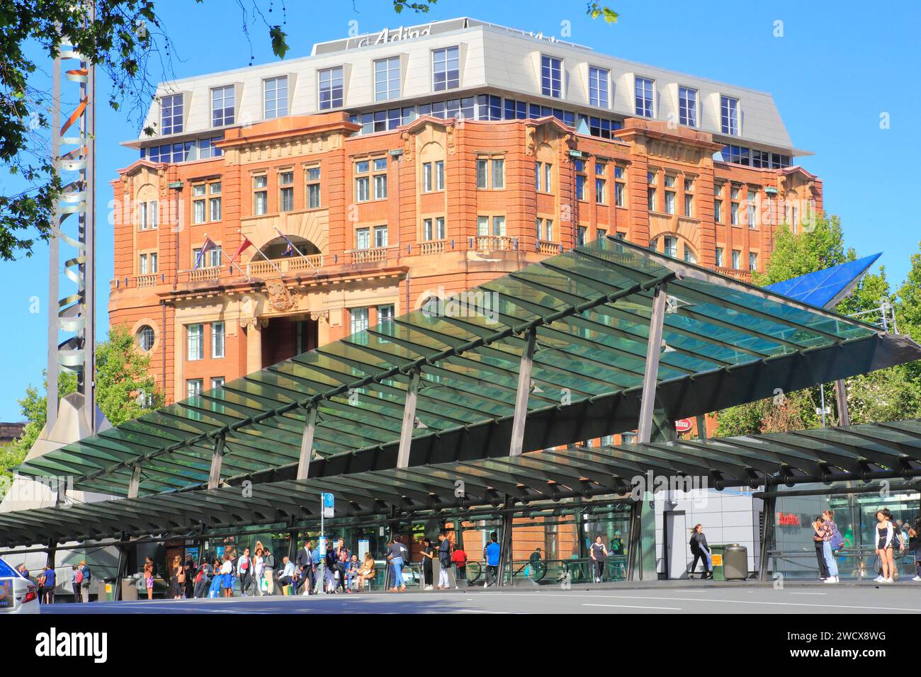 Australie, Nouvelle-Galles du Sud, Sydney, quartier central des affaires (CBD), Railway Square, gare routière de Central Station en face de l'ancien bureau de poste (1913) Banque D'Images
