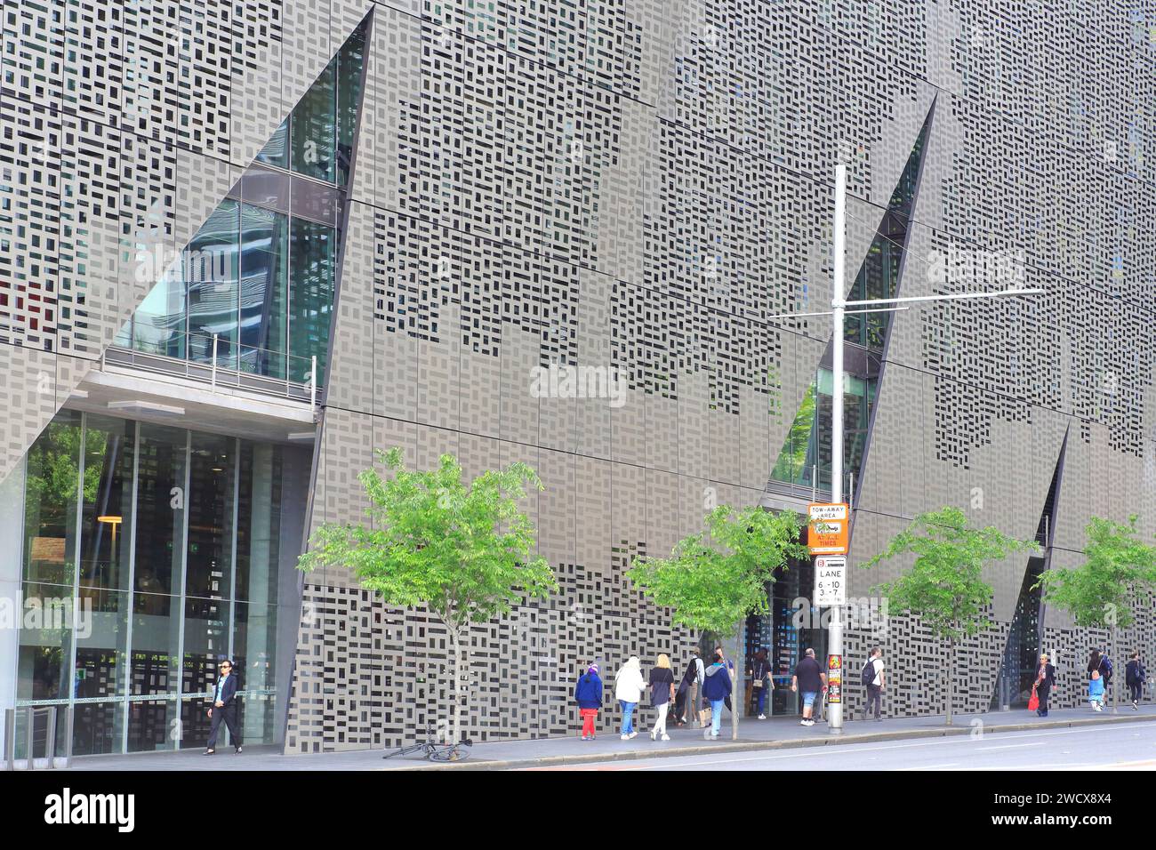 Australie, Nouvelle-Galles du Sud, Sydney, Broadway, UTS (University of Technology) Broadway Building, Faculty of Engineering and IT Building (Building 11) par le cabinet d'architectes Denton Corker Marshall, piétons marchant le long du bâtiment Banque D'Images