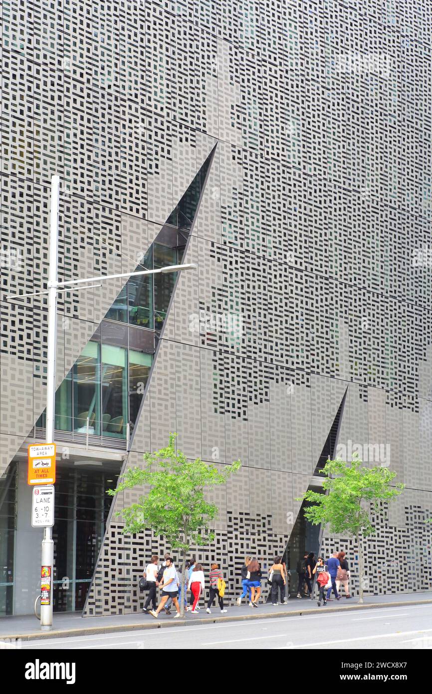 Australie, Nouvelle-Galles du Sud, Sydney, Broadway, UTS (University of Technology) Broadway Building, Faculty of Engineering and IT Building (Building 11) par le cabinet d'architectes Denton Corker Marshall, piétons marchant le long du bâtiment Banque D'Images
