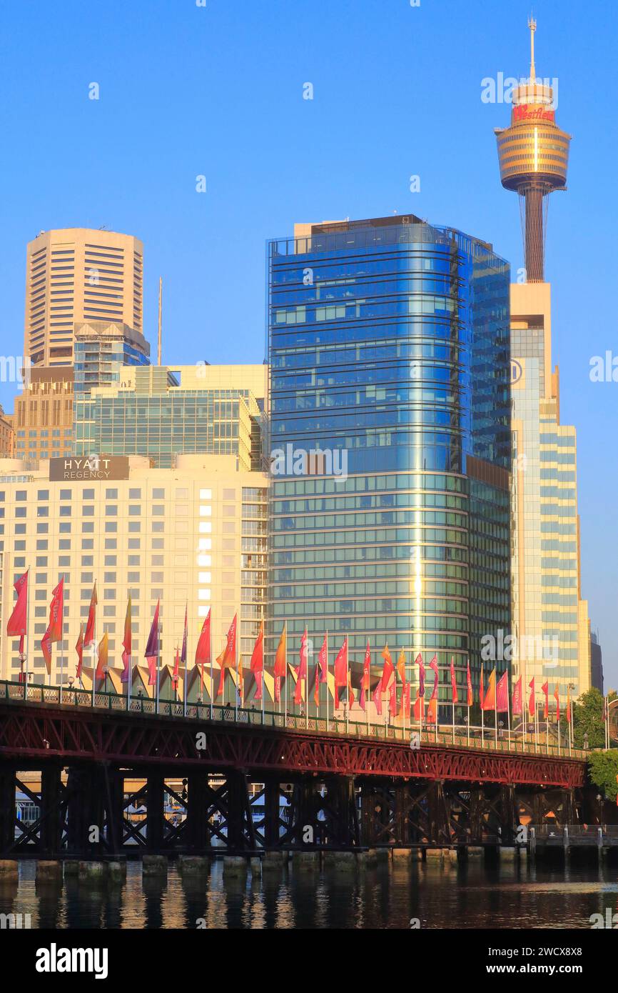 Australie, Nouvelle-Galles du Sud, Sydney, Darling Harbour, vue sur le pont Pyrmont (1902), le quartier central des affaires (CBD) et en arrière-plan la tour de Sydney (1981) Banque D'Images