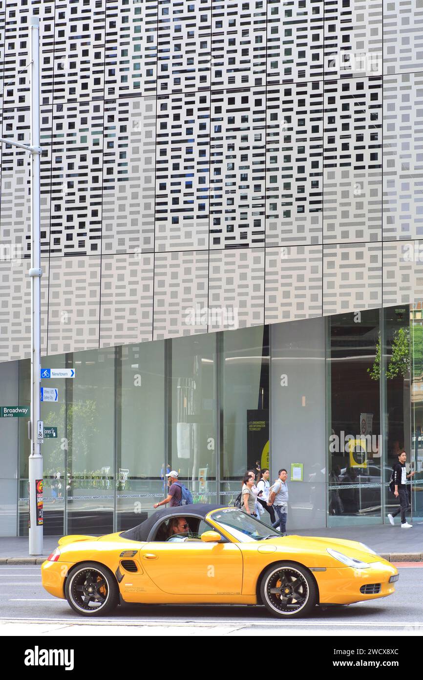 Australie, Nouvelle-Galles du Sud, Sydney, Broadway, UTS (University of Technology) Broadway Building, Faculty of Engineering and IT Building (Building 11) par le cabinet d'architectes Denton Corker Marshall, Porsche Banque D'Images
