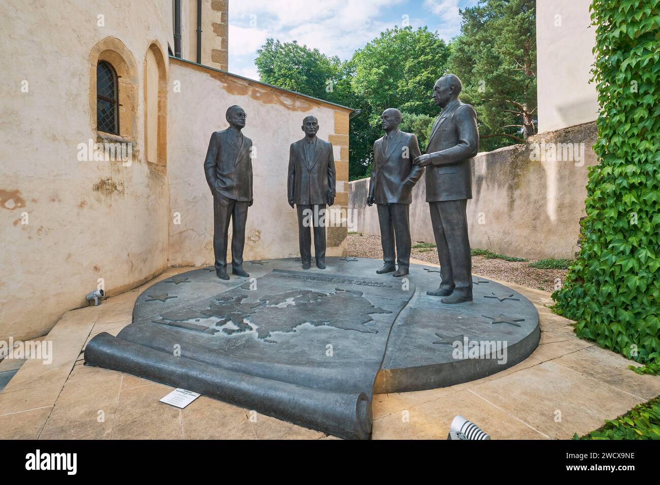 France, Moselle, Scy Chazelles, le monument en hommage aux Pères fondateurs de l'Europe devant la maison de Robert Schuman par l'artiste russe Zourab Tsereteli. Les statues représentent quatre fondateurs de l'Europe : l'italien Alcide de Gasperi (1881-1954, président du Conseil), le français Robert Schuman (1886-1963, ministre des Affaires étrangères), Jean Monnet (1888-1979, premier commissaire au Plan) et Konrad Adenauer (1876-1967, chancelier allemand) Banque D'Images