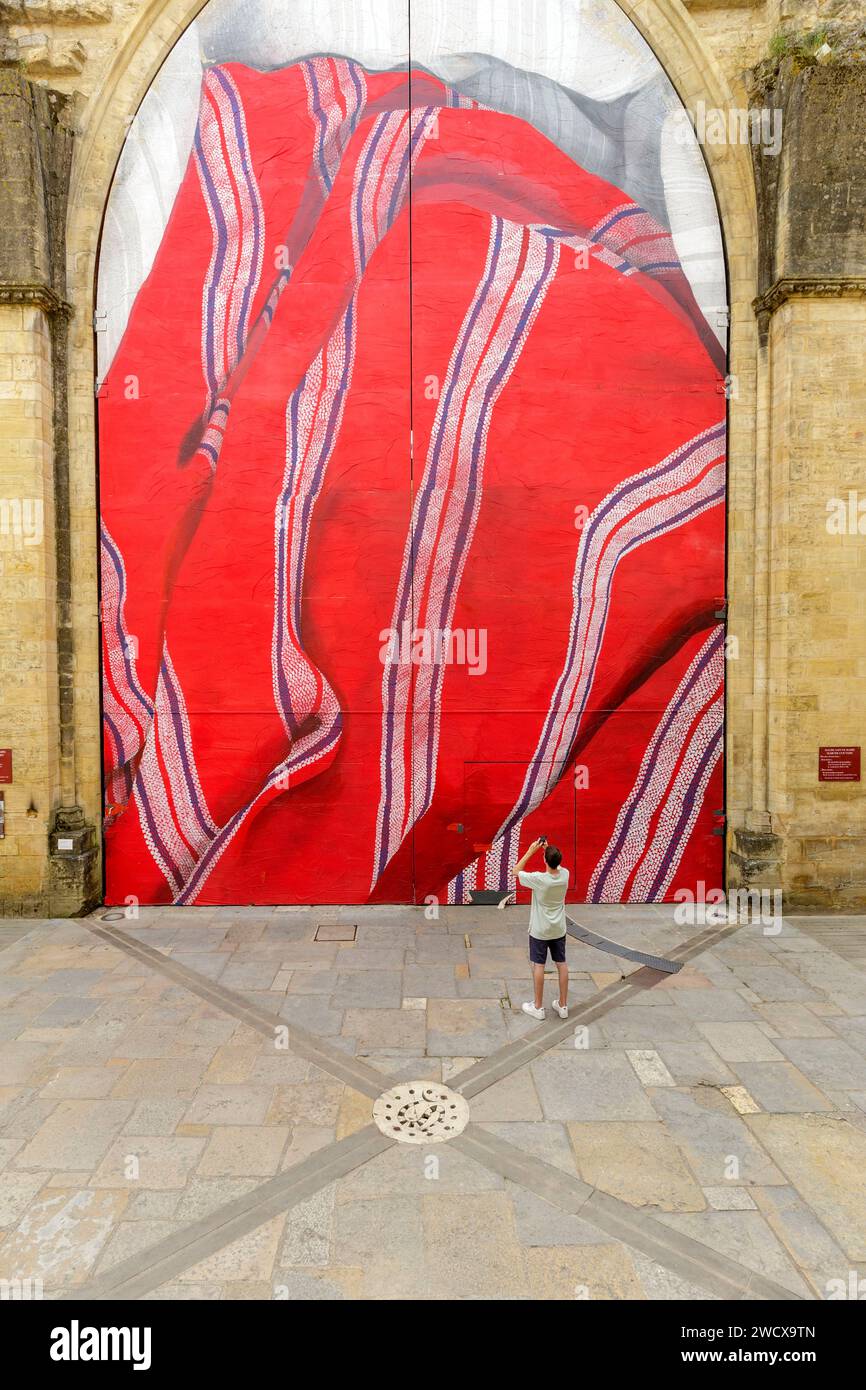 France, Dordogne, Périgord Noir, Vallée de la Dordogne, Sarlat la Caneda, art contemporain appelé notre linge (notre buanderie) par stella et Pitr sur la porte de l'ancienne église Sainte Marie construite au 14e siècle aujourd'hui le marché couvert dans le centre historique classé au patrimoine mondial de l'UNESCO Banque D'Images