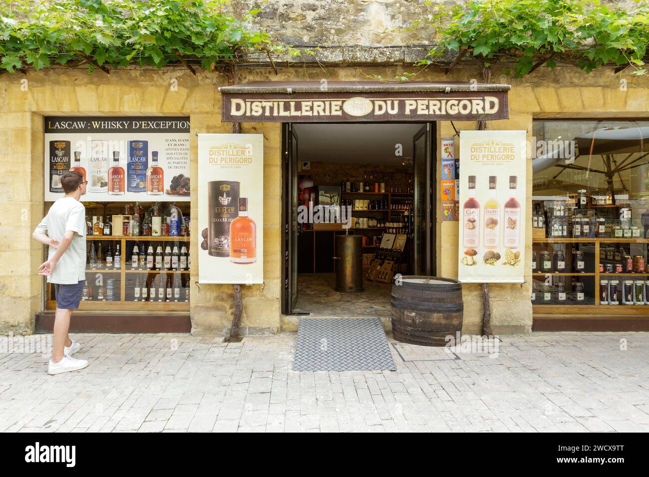 France, Dordogne, Périgord Noir, Vallée de la Dordogne, Sarlat la Caneda, vitrine de la distillerie du Périgord magasin d'alcools situé rue denis Papin dans le centre historique classé au patrimoine mondial de l'UNESCO Banque D'Images