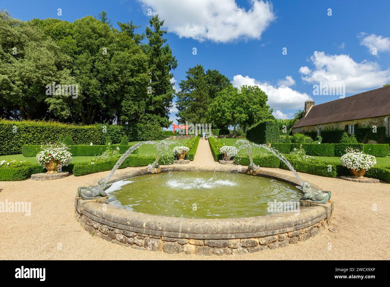 France, Dordogne, Périgord Noir, Salignac eyvigues, les jardins du Manoir d'Eyrignac labellisés Jardins remarquables recomposés au 20e siècle à partir de jardins italiens de la Renaissance, jardins À la française du 18e siècle, jardins médiévaux avec jardins de style champêtre en périphérie, la pagode chinoise Banque D'Images