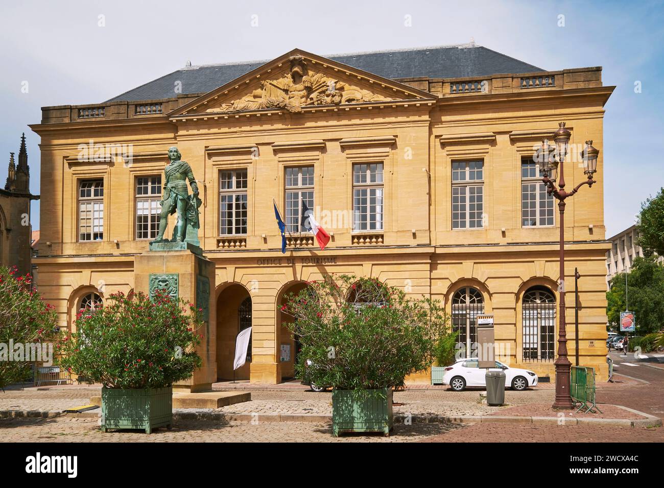 France, Moselle, Metz, place d'armes, maison de garde abritant l'Office de Tourisme avec la statue d'Abraham par Fabert d'Esternay, maréchal de Louis XIV Banque D'Images
