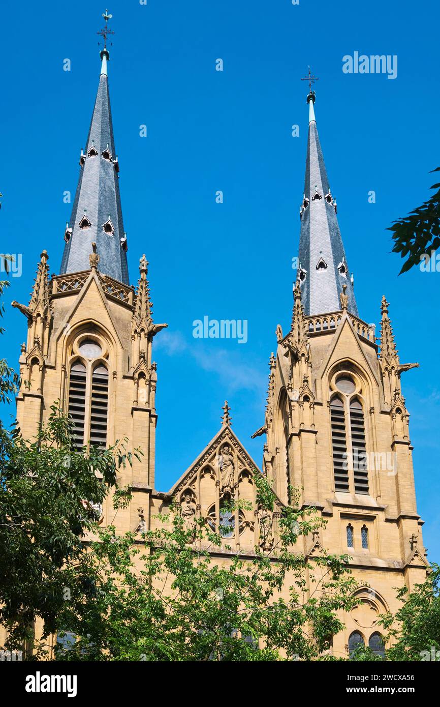 France, Moselle, Metz, place Jeanne d'Arc, église Sainte Ségolène, portail néogothique surmonté de deux clochers symétriques Banque D'Images