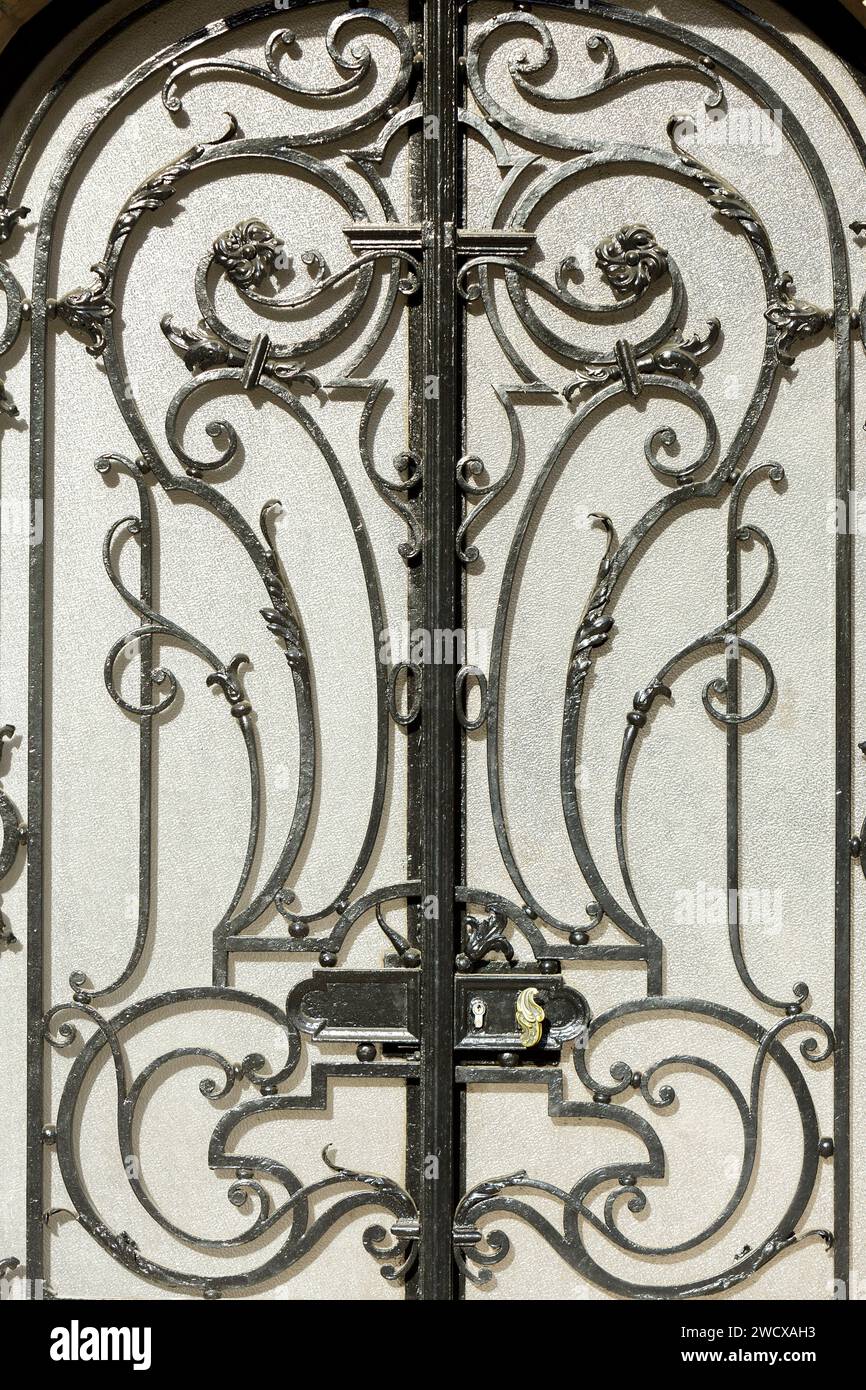 France, Meurthe et Moselle, Nancy, détail de la ferronnerie en fer forgé de la porte d'un immeuble de style néoclassique situé rue de serre Banque D'Images