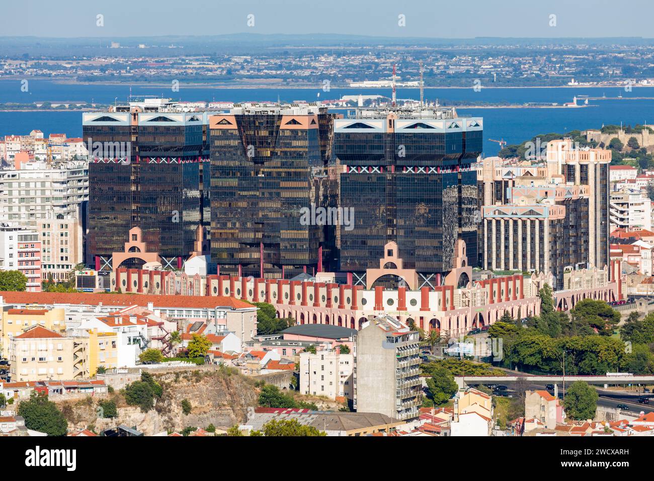 Portugal, Lisbonne, Monsanto Park, point de vue de l'ancien restaurant Monsanto Panorâmico, centre commercial Amoreiras Banque D'Images