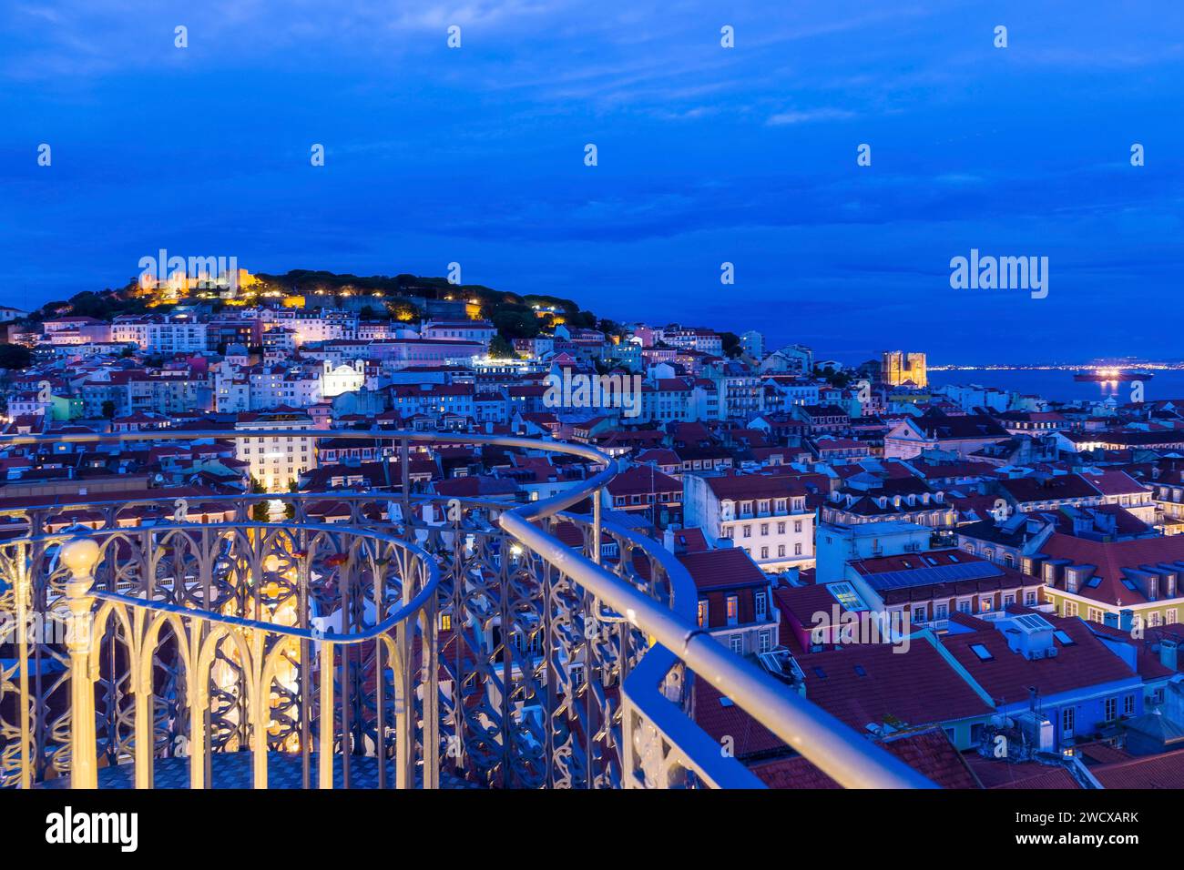 Portugal, Lisbonne, Miradouro, ascenseur Santa Justa, vue au crépuscule du centre-ville vers la colline du château, vue au crépuscule du centre-ville vers le château et Alfama Banque D'Images