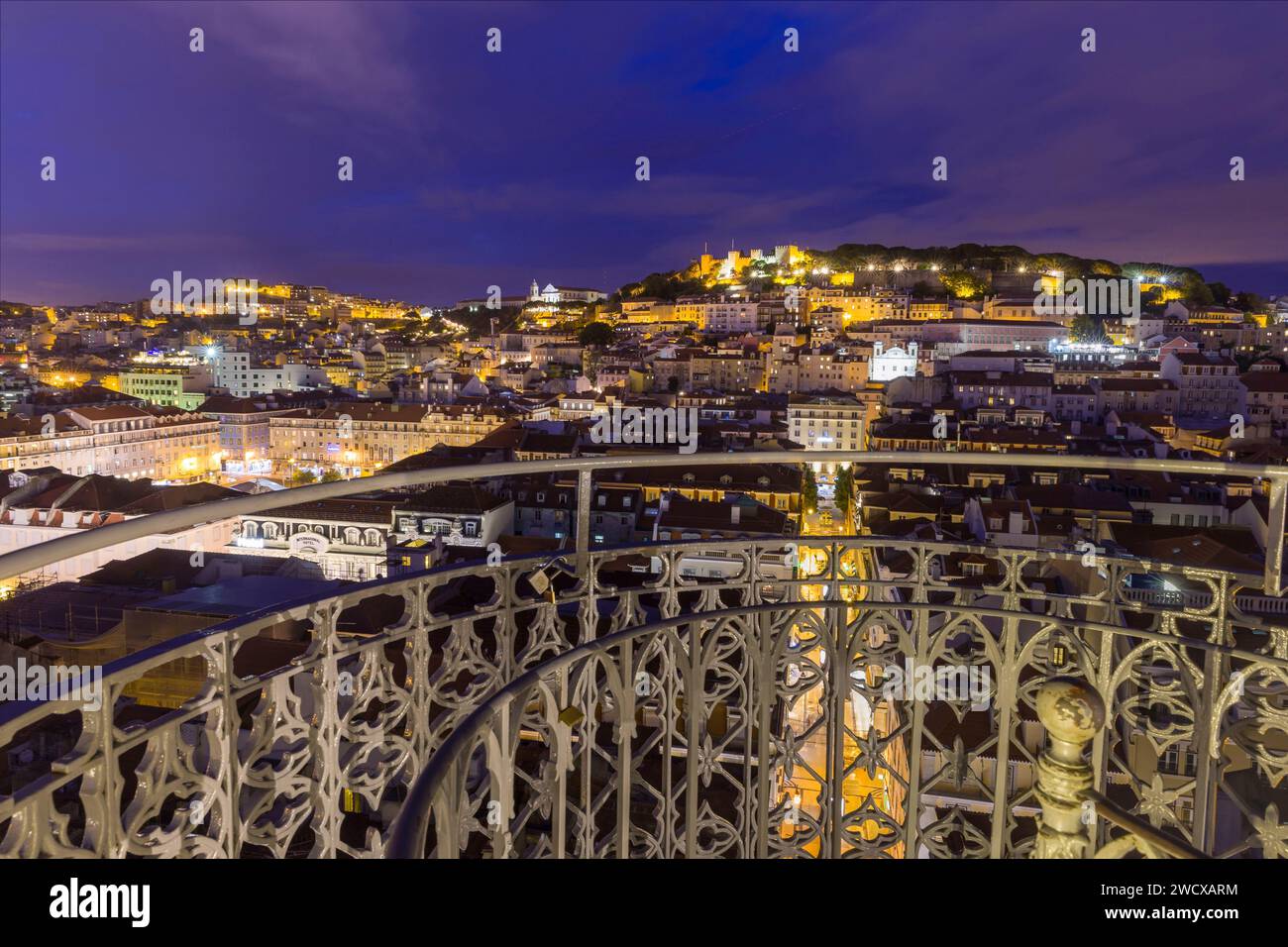 Portugal, Lisbonne, Miradouro, ascenseur Santa Justa, vue crépusculaire du centre-ville vers Castle Hill Banque D'Images