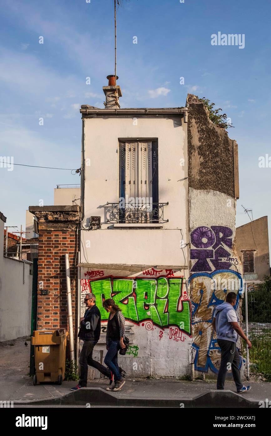 France, Seine-Saint-Denis, Montreuil, passants devant un mur balisé rue Etienne Marcel Banque D'Images