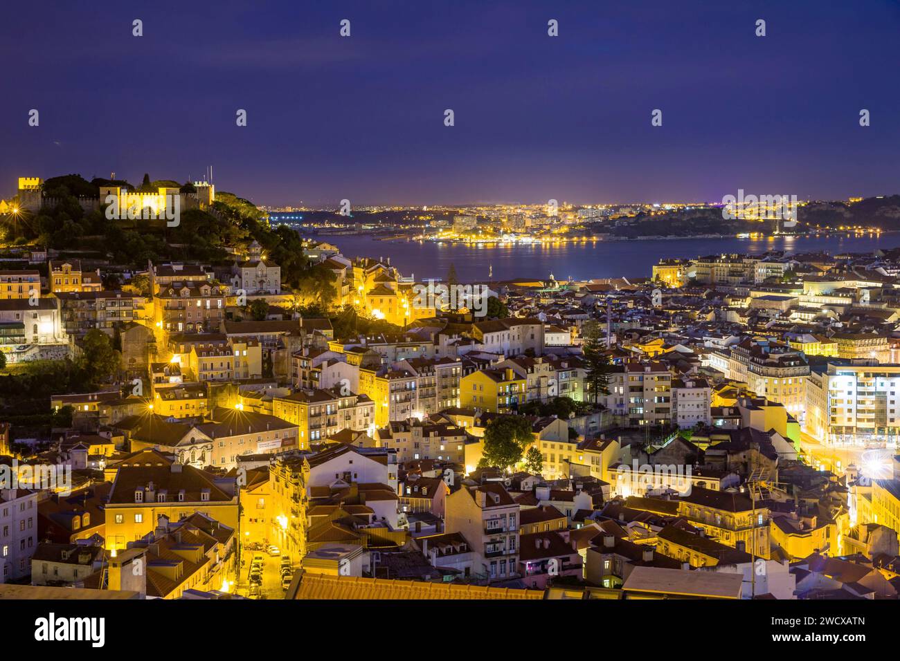 Portugal, Lisbonne, quartier de Graça, Miradouro da Senhora do Monte, vue sur la ville et Castelo Sao Jorge (Château Saint Georges) la nuit Banque D'Images