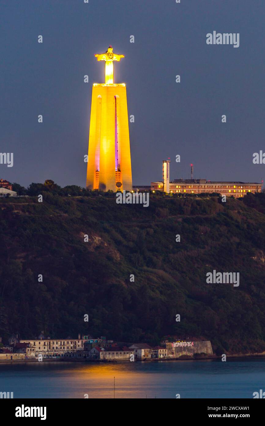 Portugal, Lisbonne, la statue du Christ Roi la nuit Banque D'Images