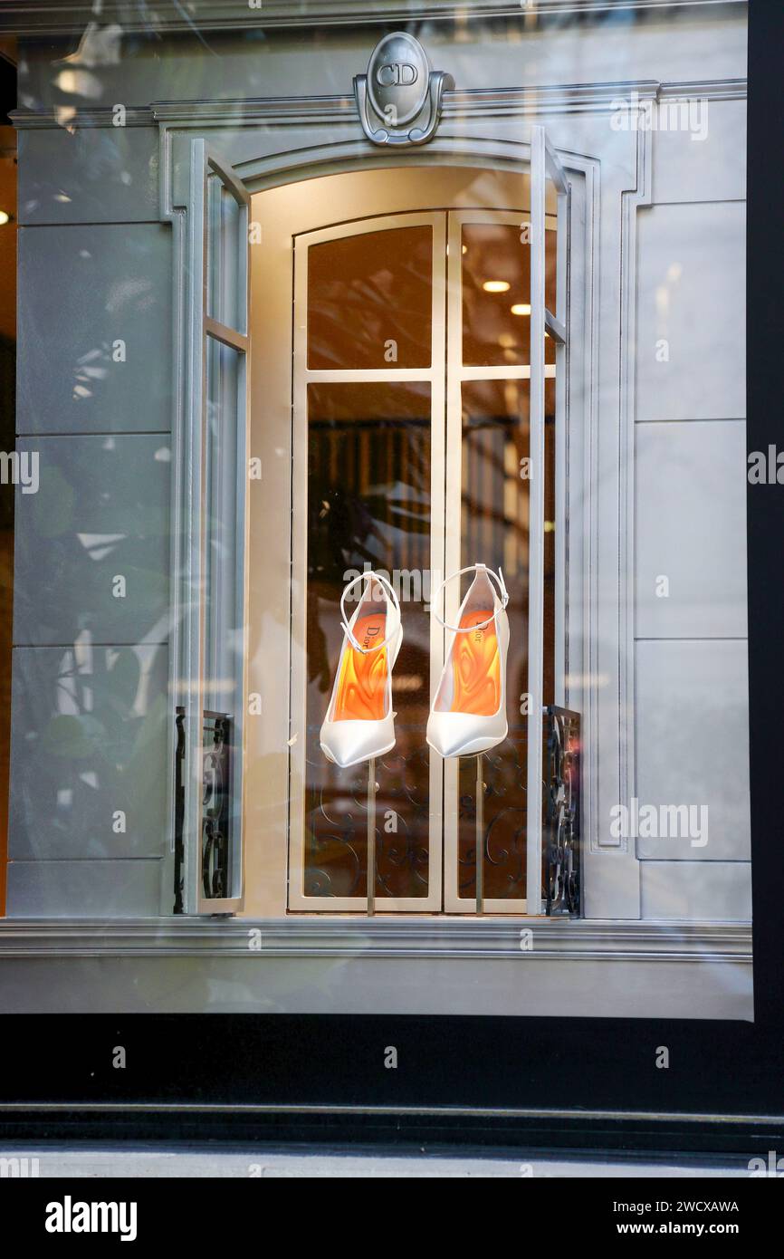 France, Paris, vitrine d'un magasin de vêtements de luxe Banque D'Images