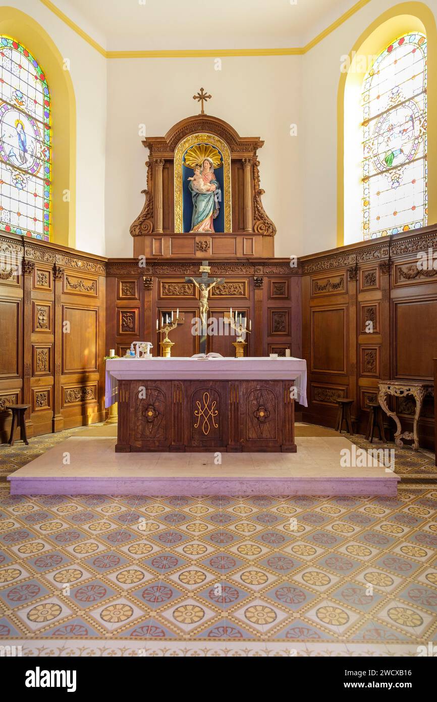 France, Meurthe et Moselle, Agincourt, église notre Dame de l'Assomption construite en 1761, le chœur, les panneaux de bois du 18e siècle aux motifs décoratifs du couvent des Carmélites de Nancy mis dans l'église en 1792, Jésus Christ sur la Croix, l'autel, les vitraux et la statue de la Vierge Marie tenant l'enfant Banque D'Images