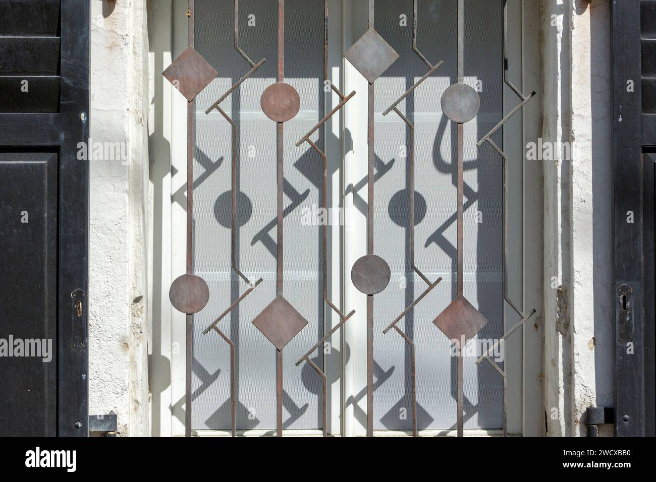 France, Meurthe et Moselle, Laxou, détail de la ferronnerie en fer forgé sur la fenêtre de l'ancienne maison de gardien, aujourd'hui maison privée, de la Villa construite en 1913 par l'architecte Fernand Cesar dans le style Art Nouveau aujourd'hui la mairie située dans le parc public de Pol Chone avenue Paul Deroulede Banque D'Images