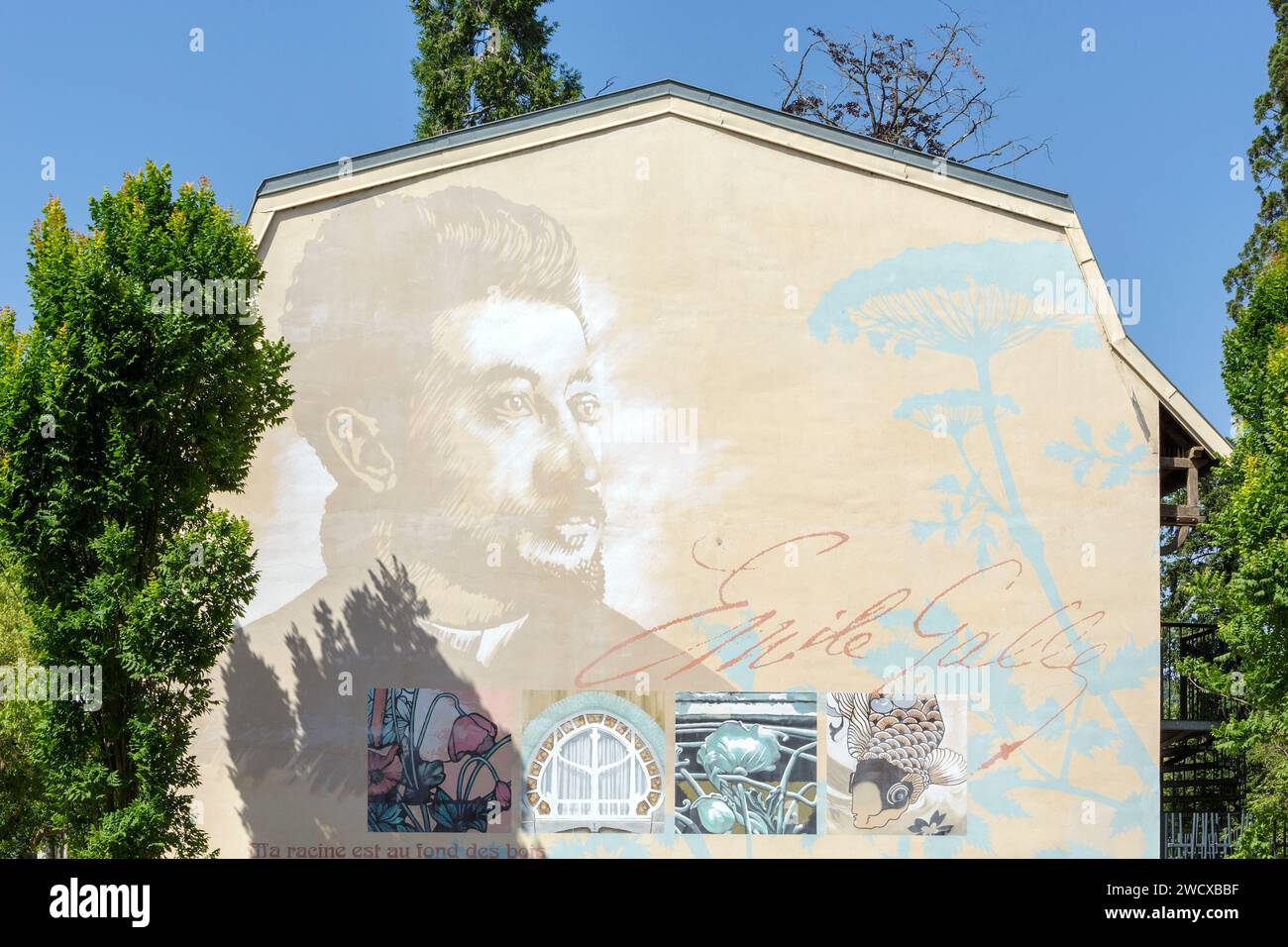France, Meurthe et Moselle, Laxou, murale de Françoise Chamagne représentant le maître verrier et céramiste Emile Galle sur la façade de l'ancienne maison de gardien, aujourd'hui maison privée, de l'ancienne villa construite par l'architecte Fernand Cesar en 1913 dans le style Art Nouveau aujourd'hui la mairie, à l'entrée du parc public Paul Chone situé avenue Paul Deroulede Banque D'Images