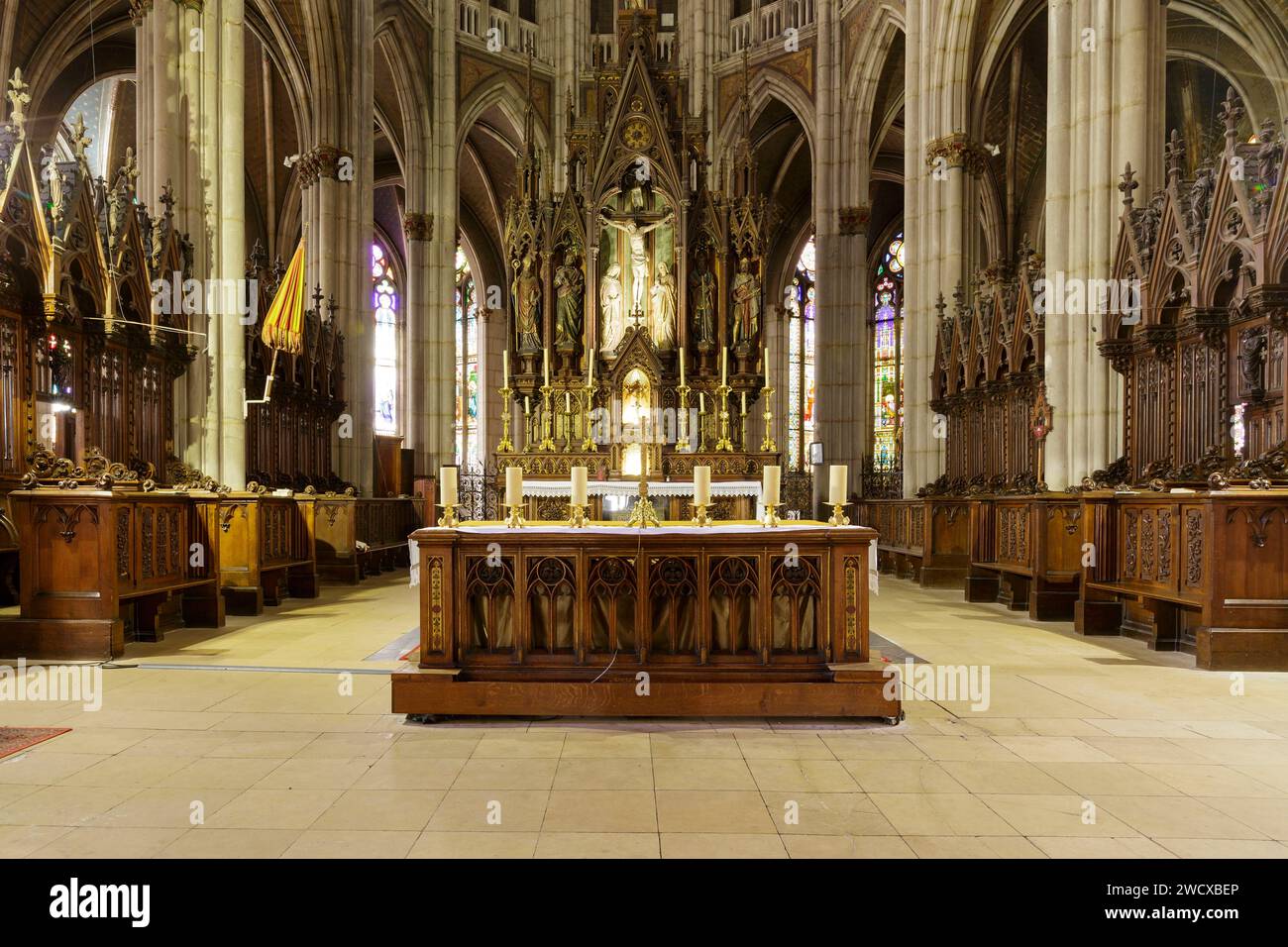 France, Meurthe et Moselle, Nancy, basilique Saint Epvre construite en style néogothique par l'architecte Prosper Morey, la consécration de l'église eut lieu en 1871, l'autel, les chaises et le retable du chœur avec Jésus Christ sur la Croix, à ses côtés de gauche à droite Saint Epvre, Saint Paul, Saint Pierre et Saint Sigisbert, situé place Saint Epvre Banque D'Images