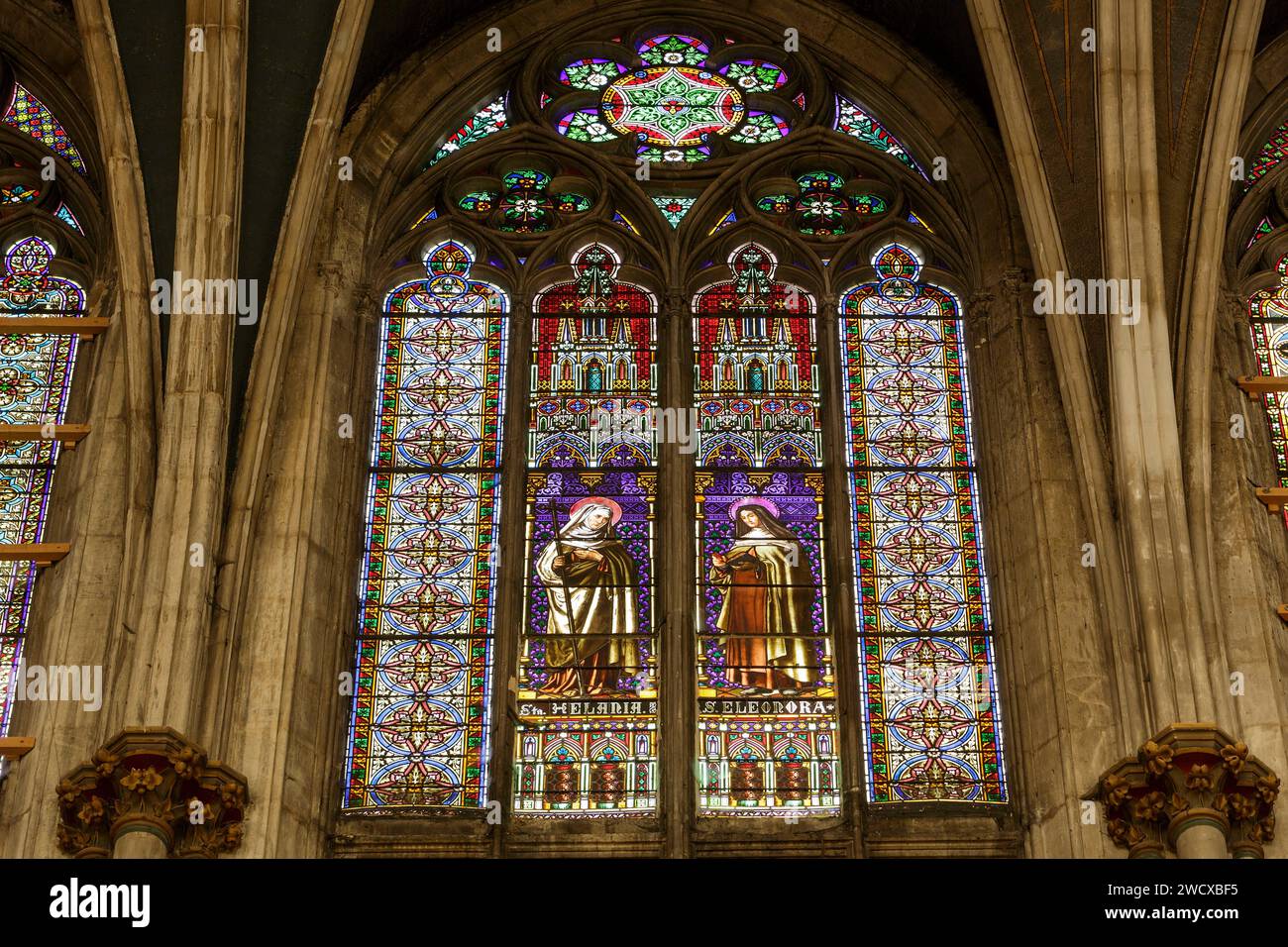 France, Meurthe et Moselle, Nancy, Basilique Saint Epvre construite en style néogothique par l'architecte Prosper Morey, consécration de l'église en 1871, vitrail réalisé par l'atelier Carl Geyling, le plus ancien atelier de vitraux d'Autriche fondé en 1841, qui représente Sainte Hélène sur la gauche et Sainte Éléonore sur la gauche, située place Saint Epvre Banque D'Images