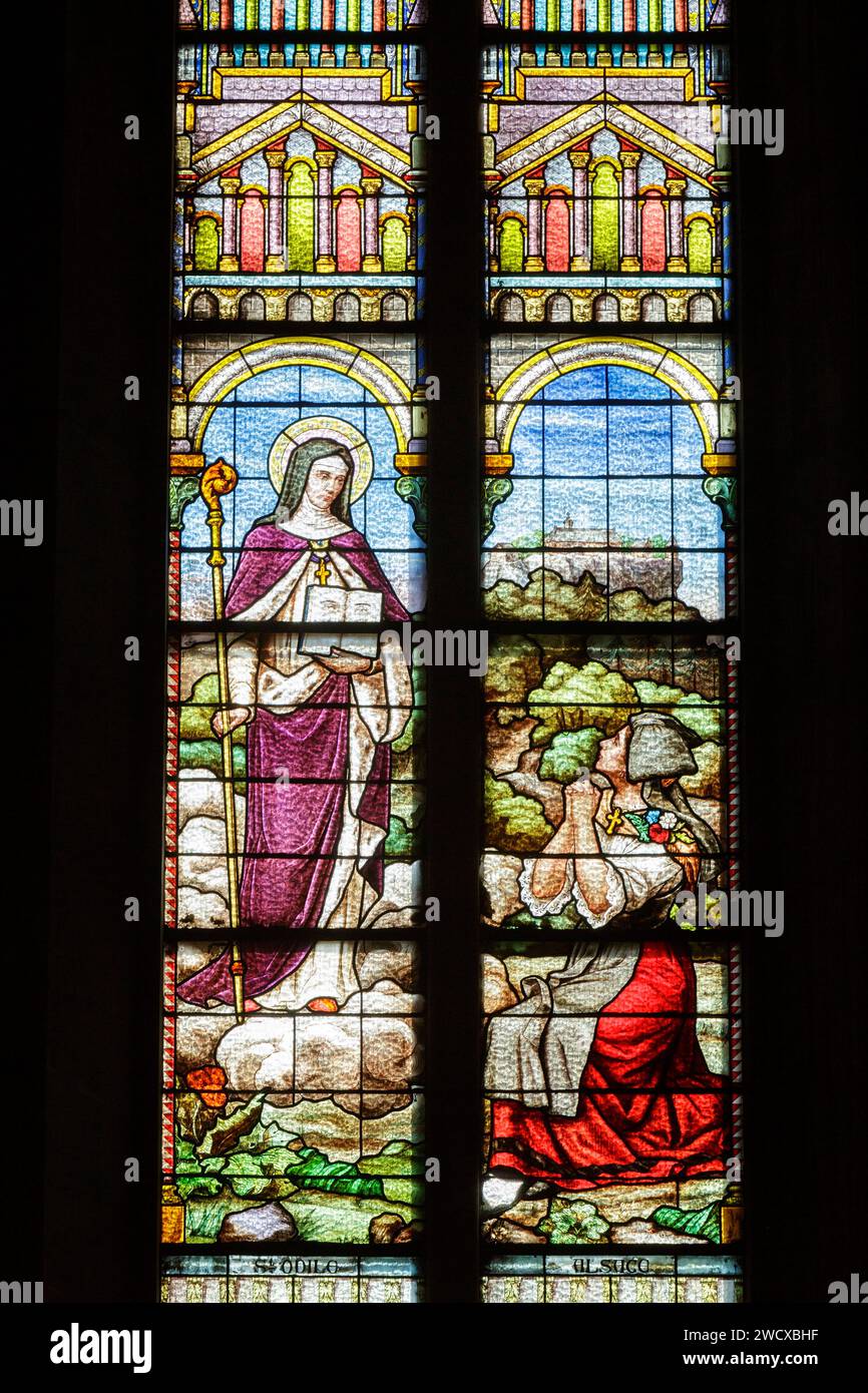 France, Meurthe et Moselle, Nancy, église Saint Joseph réalisée en 1905 construite en style néo-roman par l'architecte Leopold Amédée Hardy, vitrail du maître verrier Nancy Emile Richard représentant Sainte Odile, patronne de la région Alsace depuis 1946, portant à gauche l'habit bénédictin, situé rue mon Desert Banque D'Images