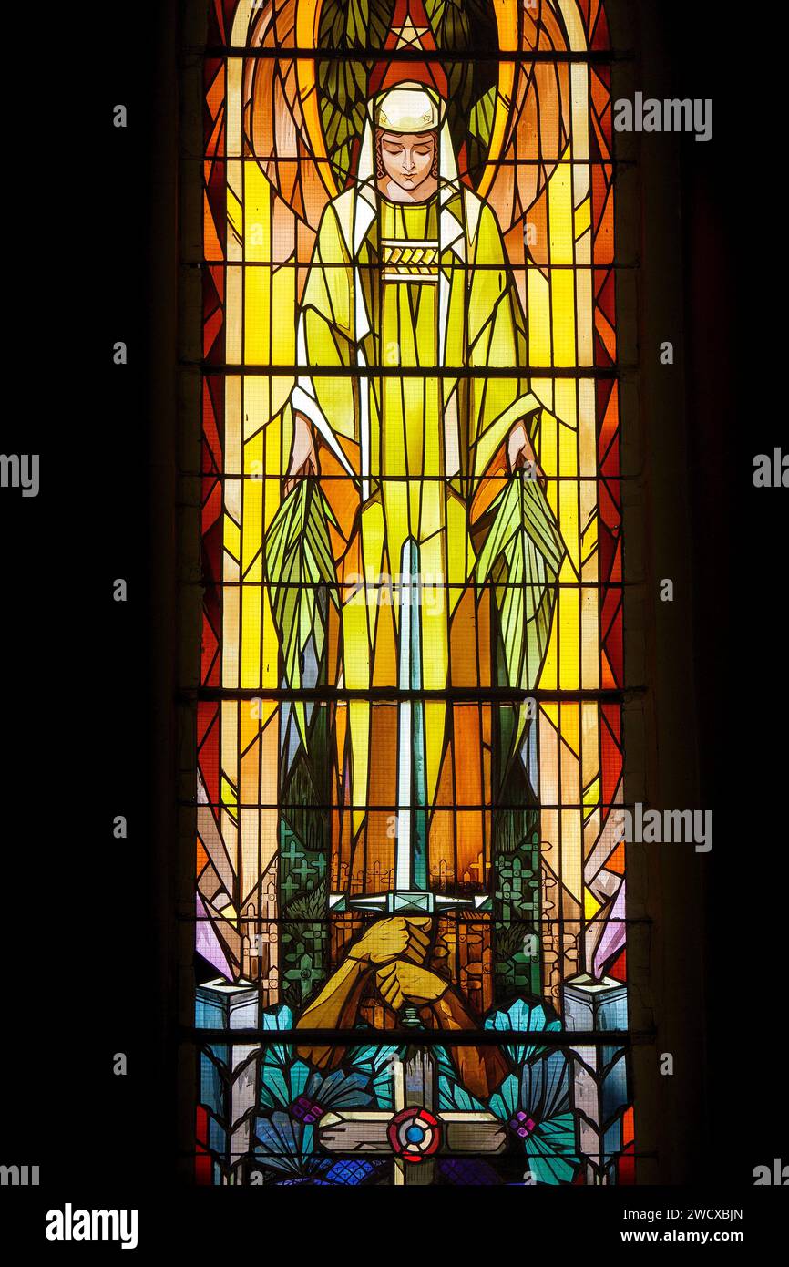 France, Meurthe et Moselle, Champenoux, église Saint-Barthélemy reconstruite en 1923 après sa destruction par les allemands lors de la bataille de la Grande Couronne en septembre 1914, vitrail réalisé en 1928 par le maître verrier de Nancy Georges Janin dans un style Art Déco inspiré de la création du sculpteur Eugène Gatelet en mémoire des héroïques défenseurs de Nancy avec les symboles de la main portant une épée, la croix de bois avec la cocarde tricolore, les couronnes d'olives, les colombes, l'étoile à cinq branches, la croix de Lorraine, la nécropole et une personne regardant vers le sol Banque D'Images