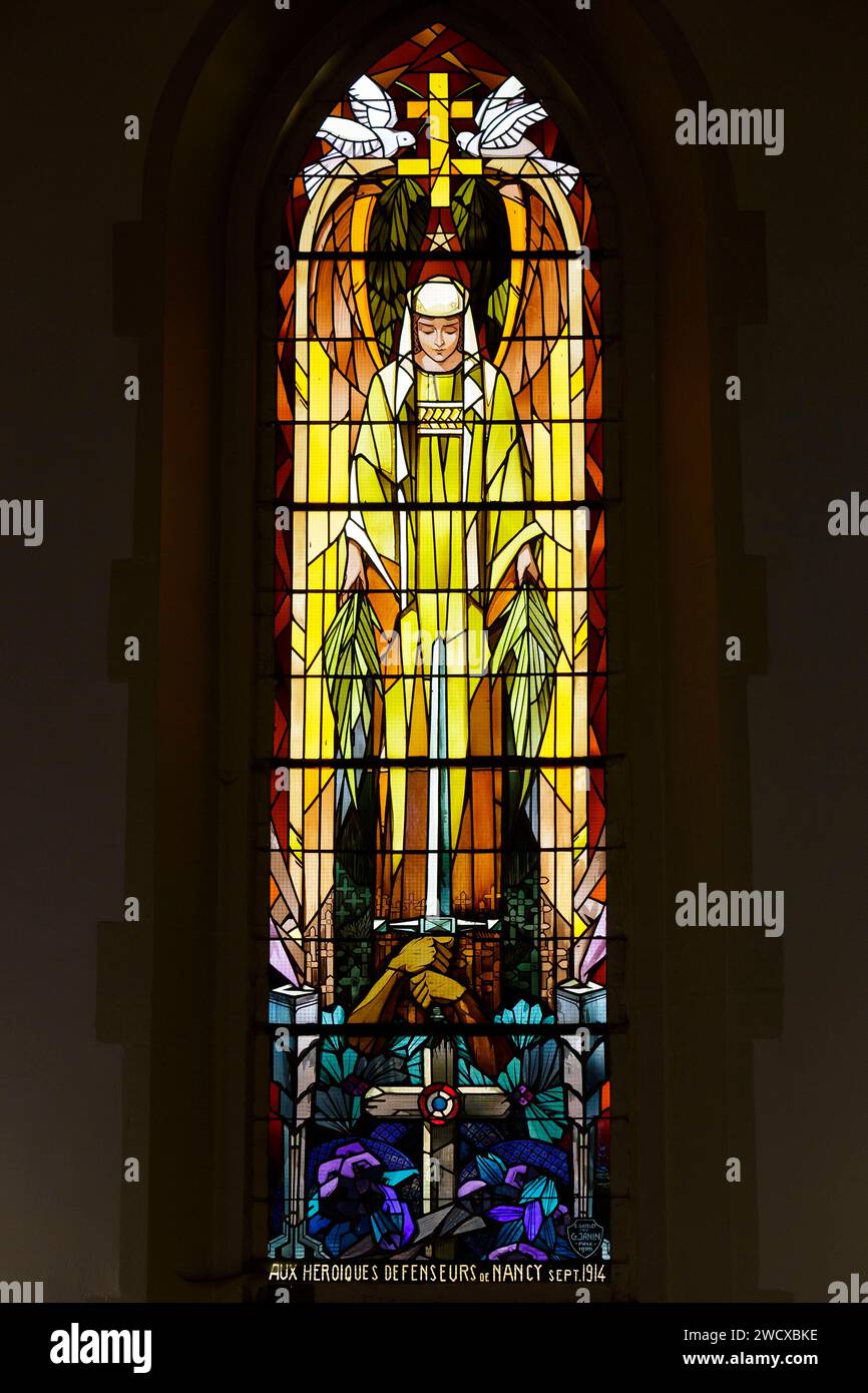 France, Meurthe et Moselle, Champenoux, église Saint-Barthélemy reconstruite en 1923 après sa destruction par les allemands lors de la bataille de la Grande Couronne en septembre 1914, vitrail réalisé en 1928 par le maître verrier de Nancy Georges Janin dans un style Art Déco inspiré de la création du sculpteur Eugène Gatelet en mémoire des héroïques défenseurs de Nancy avec les symboles de la main portant une épée, la croix de bois avec la cocarde tricolore, les couronnes d'olives, les colombes, l'étoile à cinq branches, la croix de Lorraine, la nécropole et une personne regardant vers le sol Banque D'Images