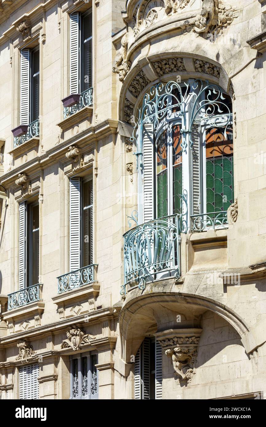 France, Meurthe et Moselle, Nancy, détail de la façade de la maison Gaudin construite par l'architecte Georges Biet en 1899 située 97 rue Charles III pour le maroquinier Alphonse Gaudin, un des premiers bâtiments de style Art Nouveau Ecole de Nancy avec le premier vitrail connu de Jacques Gruber appelé le Tulipier (le tulipe) et une sculpture d'une femme dont le corps est enveloppé dans la végétation et la frise bas relief représentant des plantes d'Eugène Vallin située rue Charles III Banque D'Images