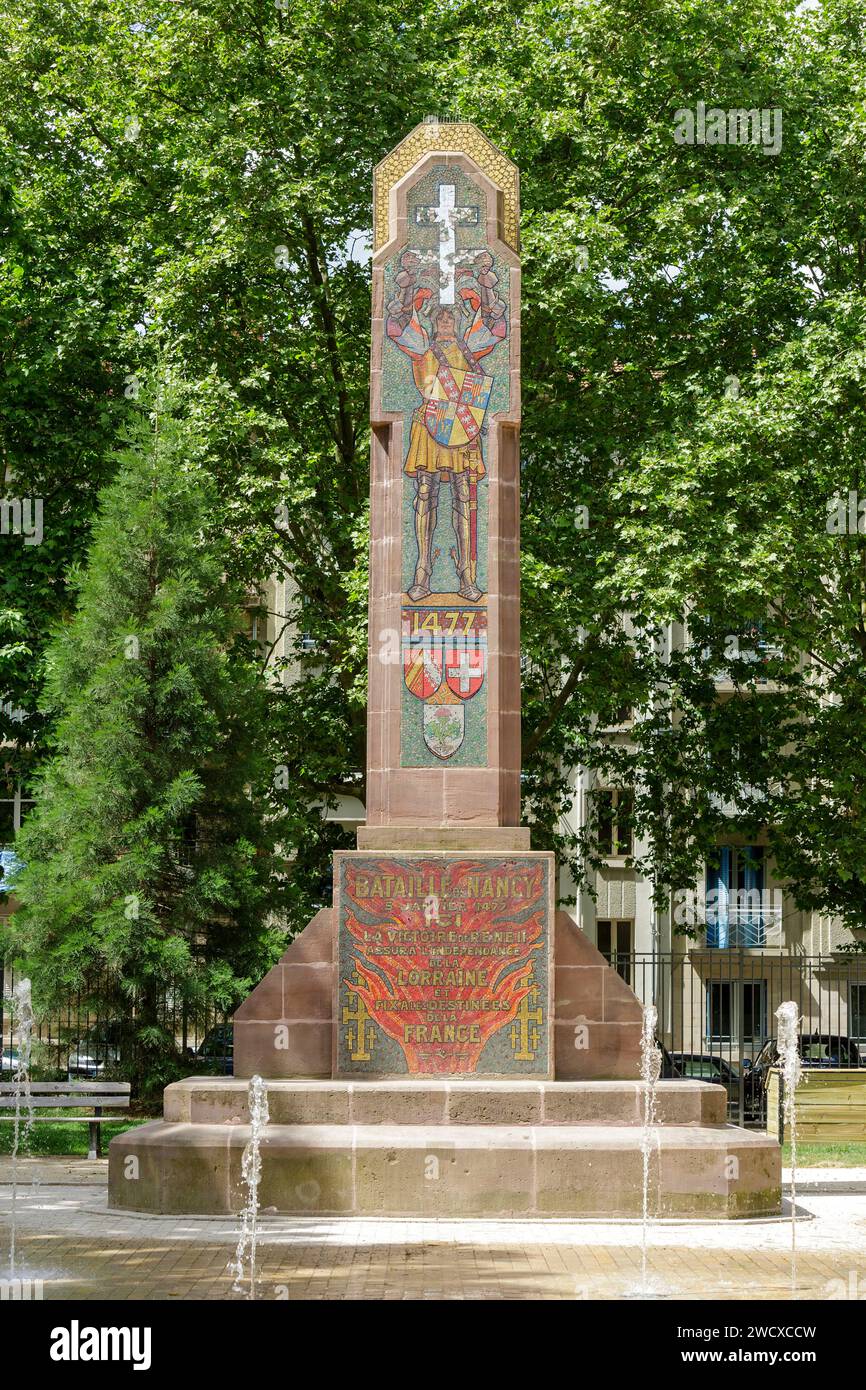 France, Meurthe et Moselle, Nancy, mémorial Croix de Bourgogne réalisé par Victor prouve membre de l'Ecole de Nancy en 1928 en style Art Déco à l'endroit même de l'ancien étang Saint Jean où le cadavre de Charles le Temeraire a été retrouvé en 1477 après la bataille de Nancy qui représente le duc René le second tenant les armoiries du duché de Lorraine et de la Croix de Lorraine en signe de victoire située dans le parc public de la Croix de Bourgogne Banque D'Images