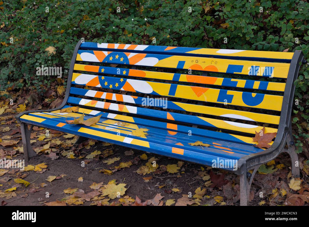 France, Bas Rhin, Strasbourg, Neustadt classé au patrimoine mondial de l'UNESCO, Parc de l'Orangerie, banc décoré aux couleurs de l'Union européenne Banque D'Images